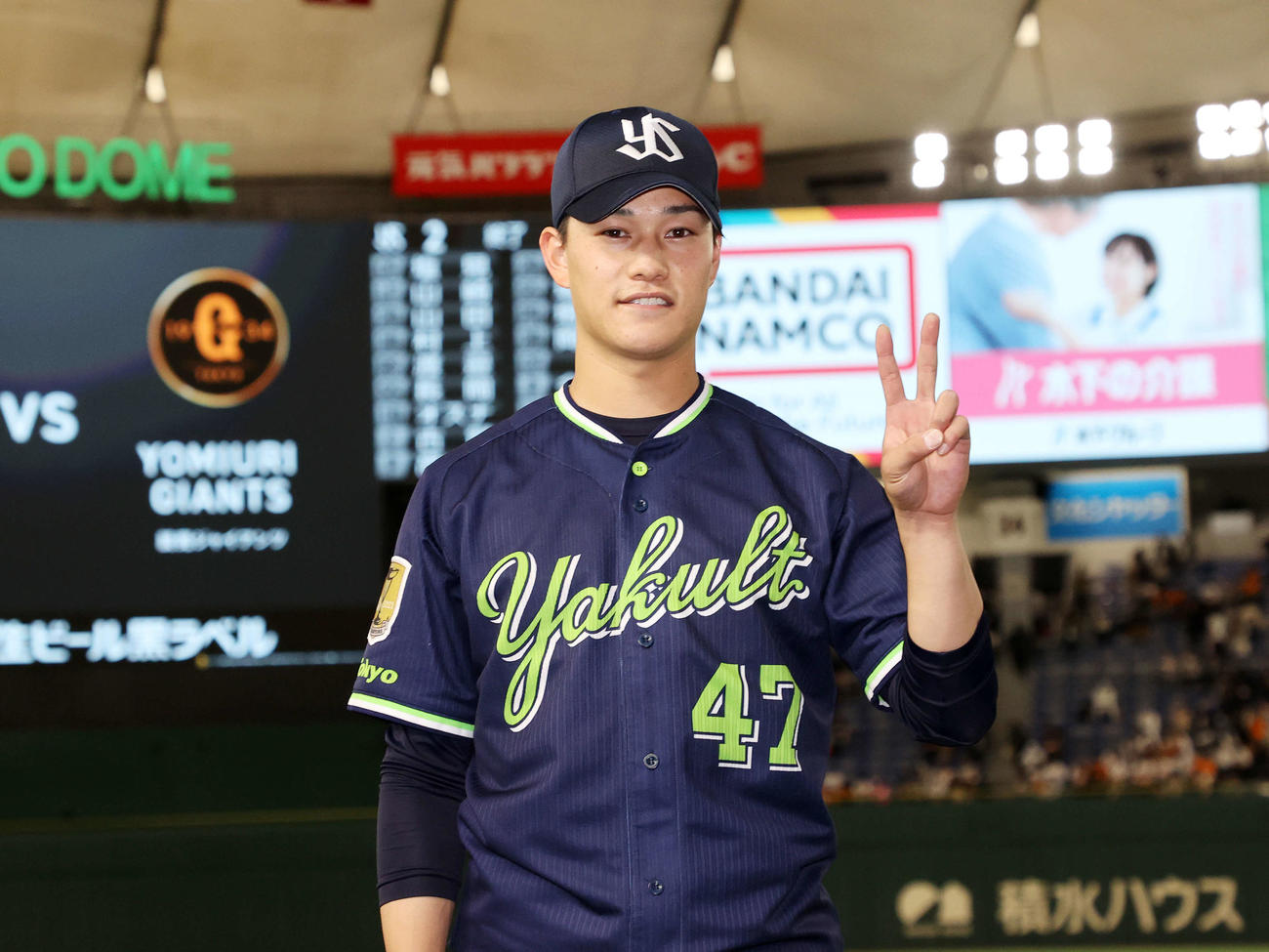 巨人対ヤクルト　2勝目を挙げたヤクルト高橋（撮影・鈴木正人）