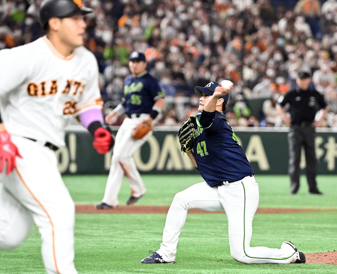 巨人対ヤクルト　9回裏巨人1死一、三塁、岡本和を投ゴロに仕留めた高橋は、本塁へ送球。三走吉川を刺す（撮影・たえ見朱実）