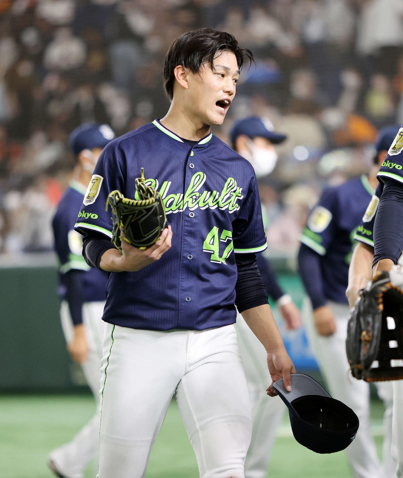 巨人対ヤクルト　勝利しベンチ前で雄たけびを上げるヤクルト高橋（撮影・鈴木正人）