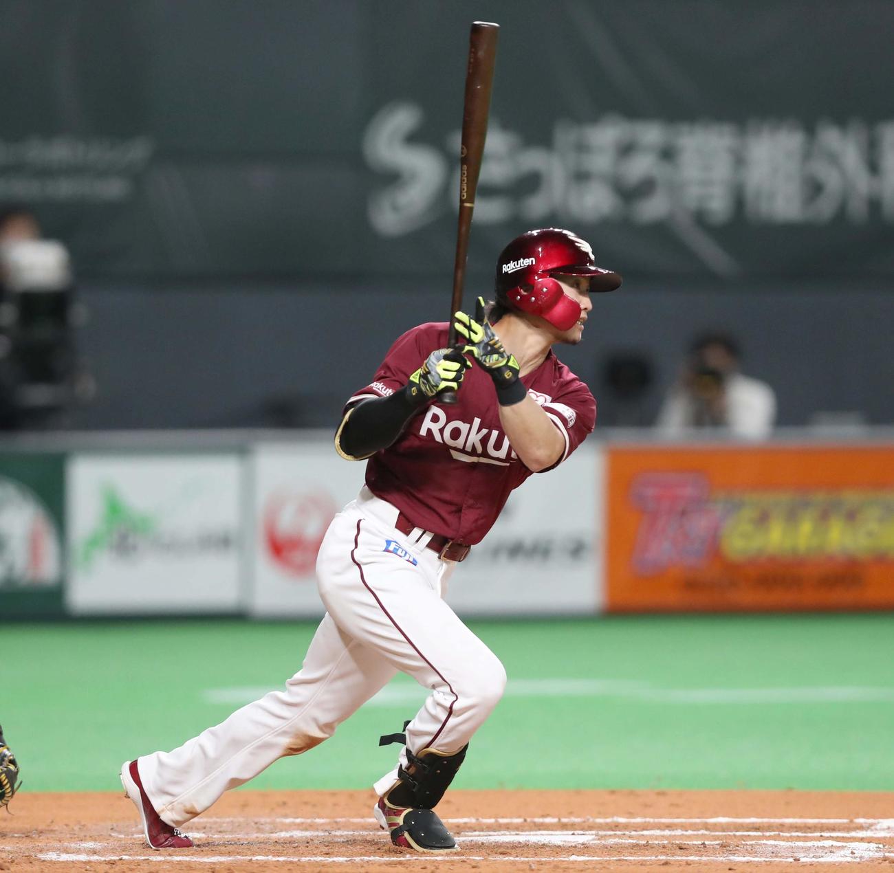 日本ハム対楽天　7回表楽天1死満塁、右翼線に2点適時二塁打を放つ西川（撮影・黒川智章）