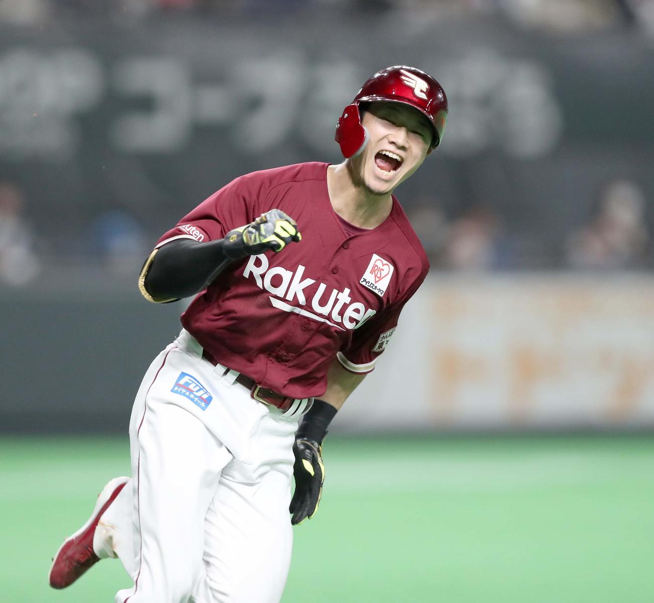 日本ハム対楽天　7回表楽天1死満塁、右翼線に2点適時二塁打を放ち叫ぶ西川（撮影・黒川智章）