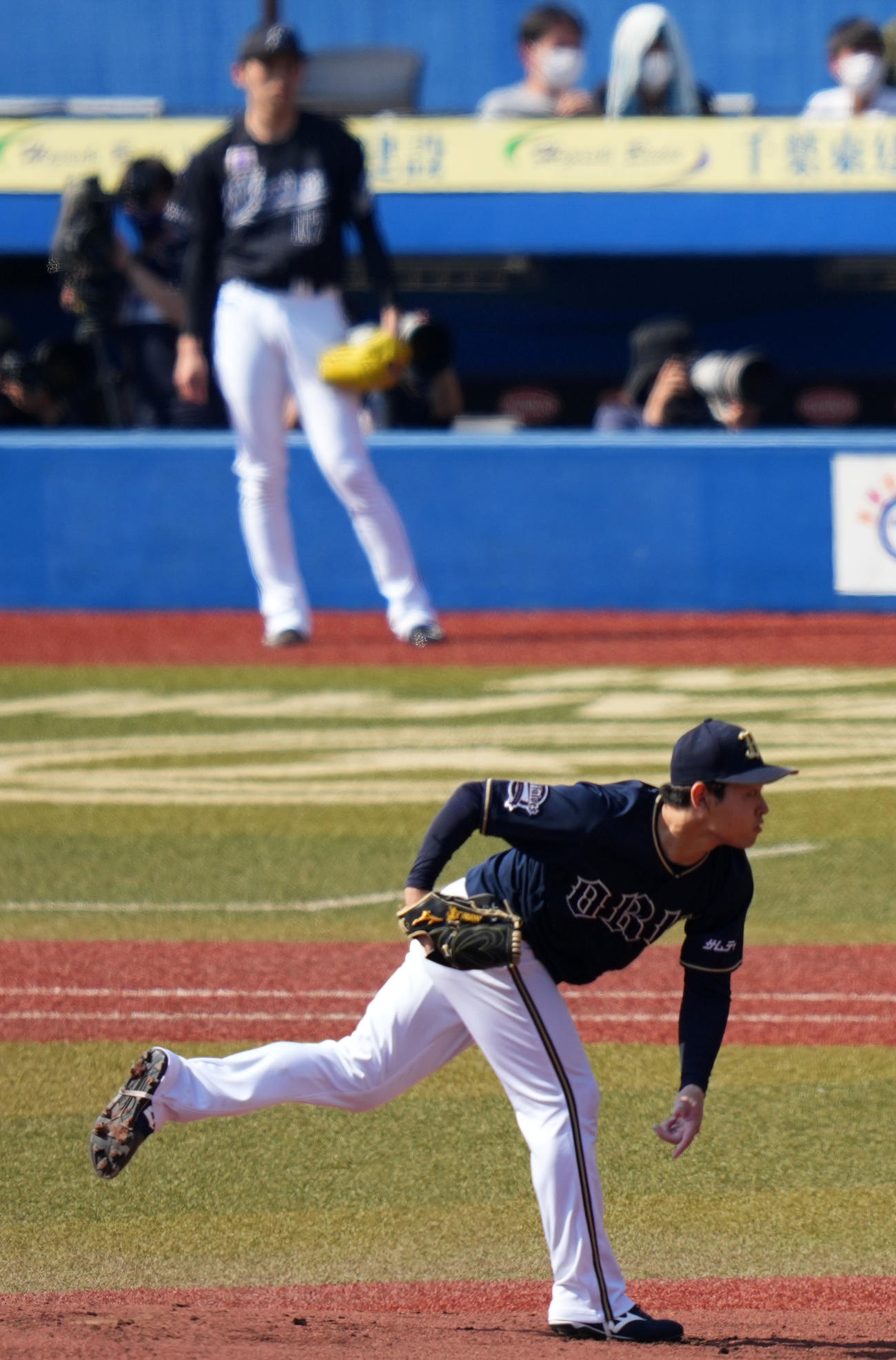ロッテ対オリックス　ロッテ佐々木朗（奥）が見つめる中、力投するオリックス宮城（撮影・横山健太）