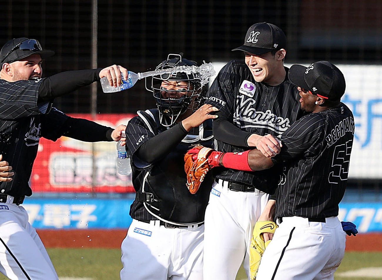 完全試合を達成し、レアード（左）らチームメートから手荒い祝福を受ける佐々木朗希（右から2人目）（撮影・狩俣裕三）