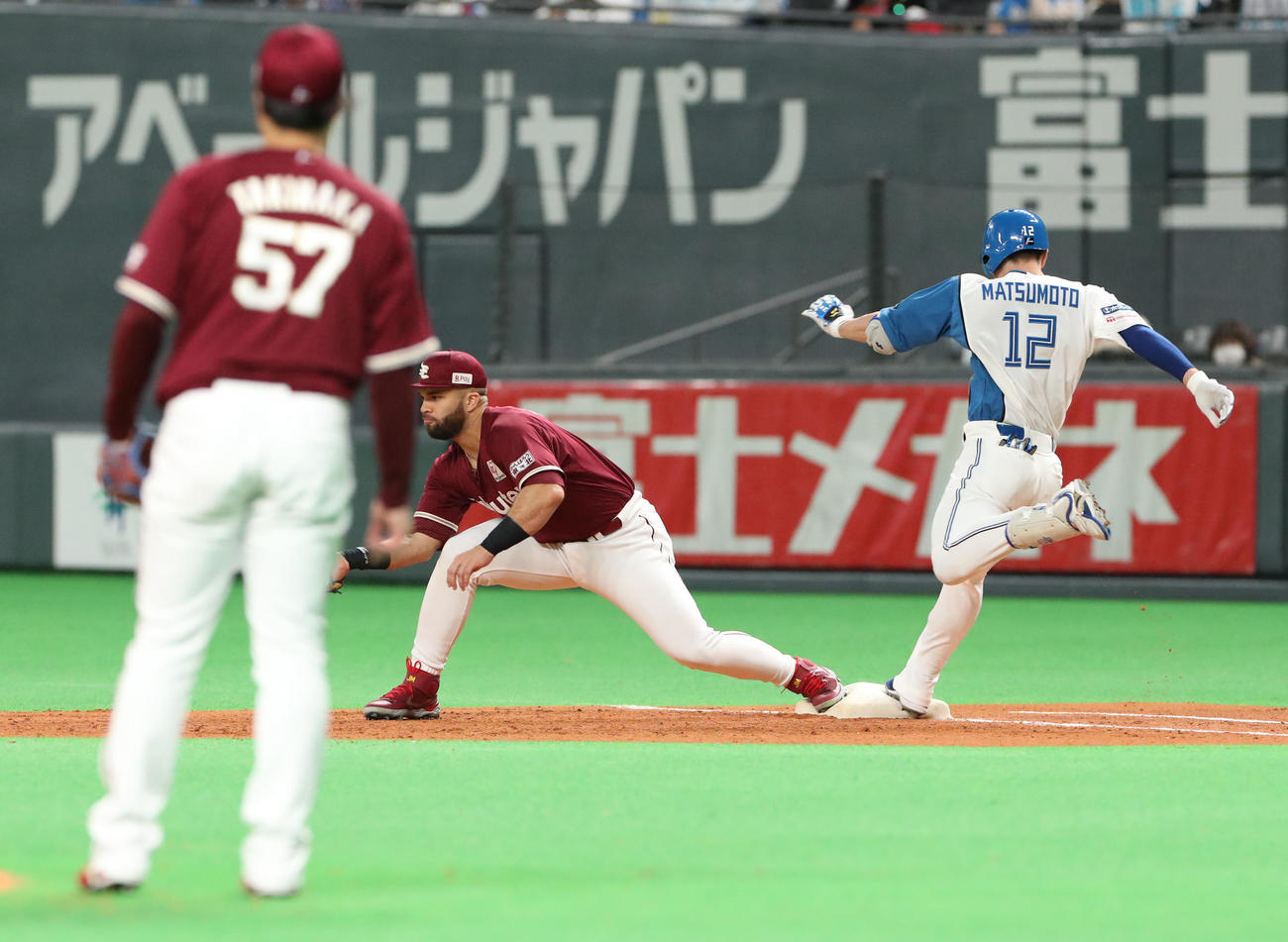 日本ハム対楽天　4回裏日本ハム無死、松本は遊内野安打を放ち出塁する（撮影・佐藤翔太）