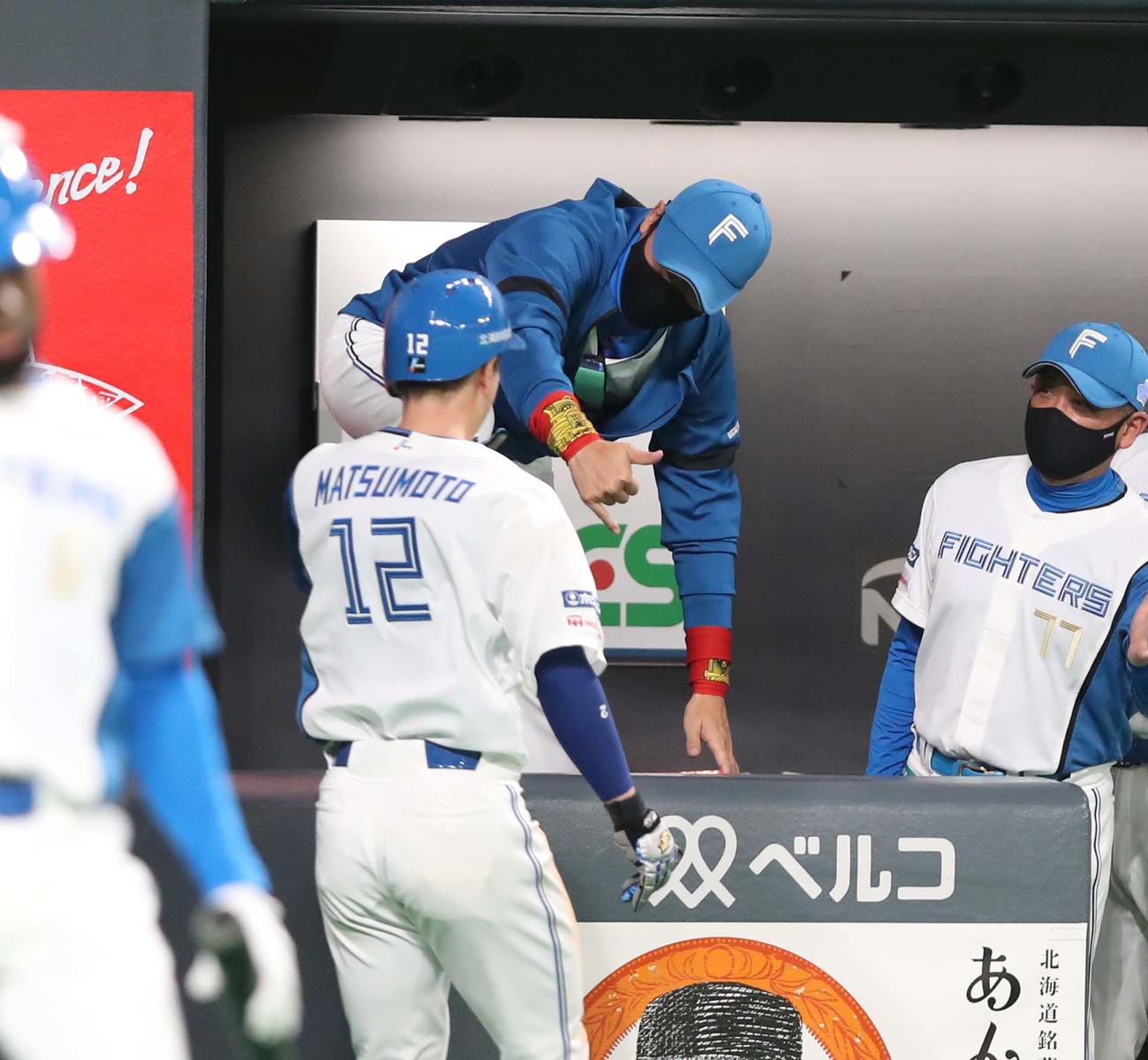 日本ハム対楽天　4回裏、生還した松本剛を出迎える新庄監督（撮影・黒川智章）
