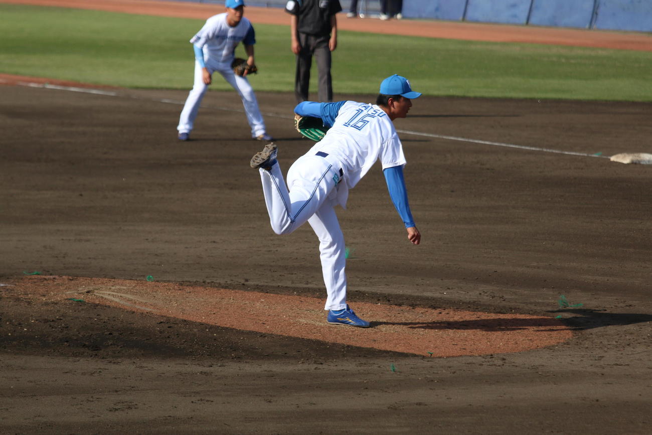 日本ハム対ヤクルト　8回にプロ初登板した日本ハム達（撮影・木下大輔）