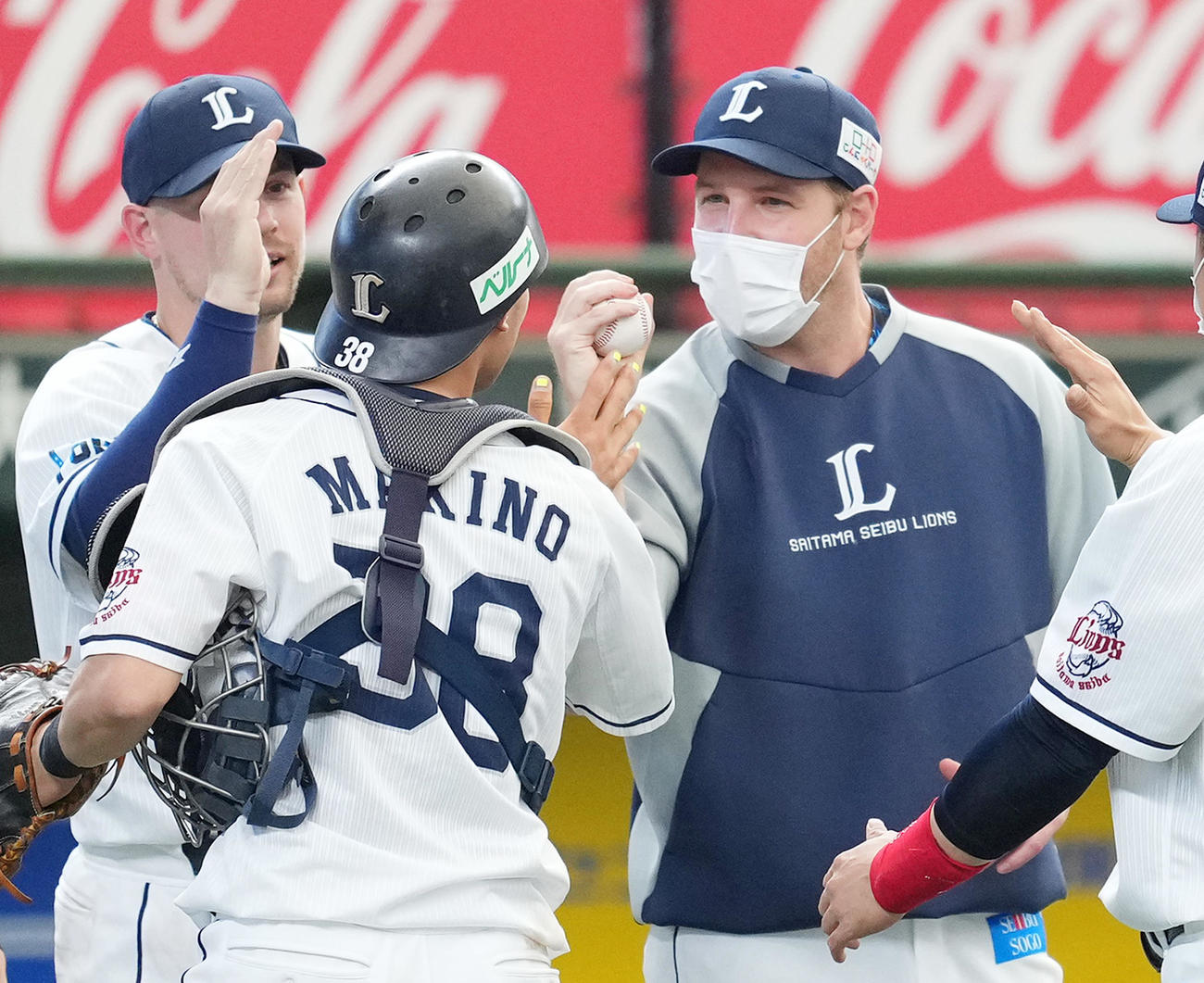 来日初勝利を飾り、捕手牧野（中央）からウイニングボールを受け取る西武エンス（撮影・菅敏）