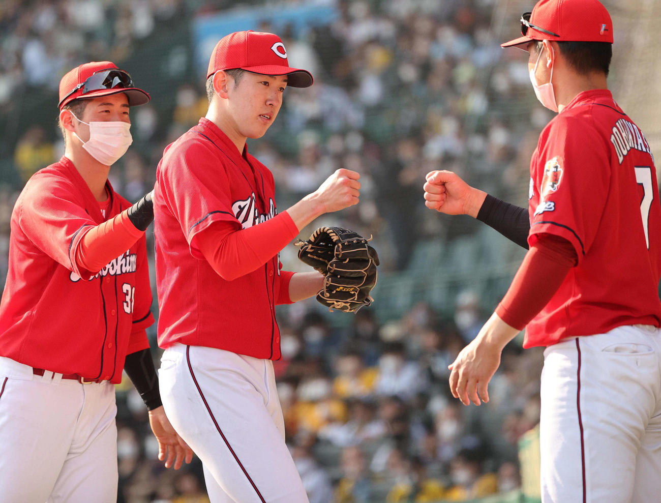 阪神対広島　遠藤（中央）は8回途中無失点で降板する（撮影・上田博志）