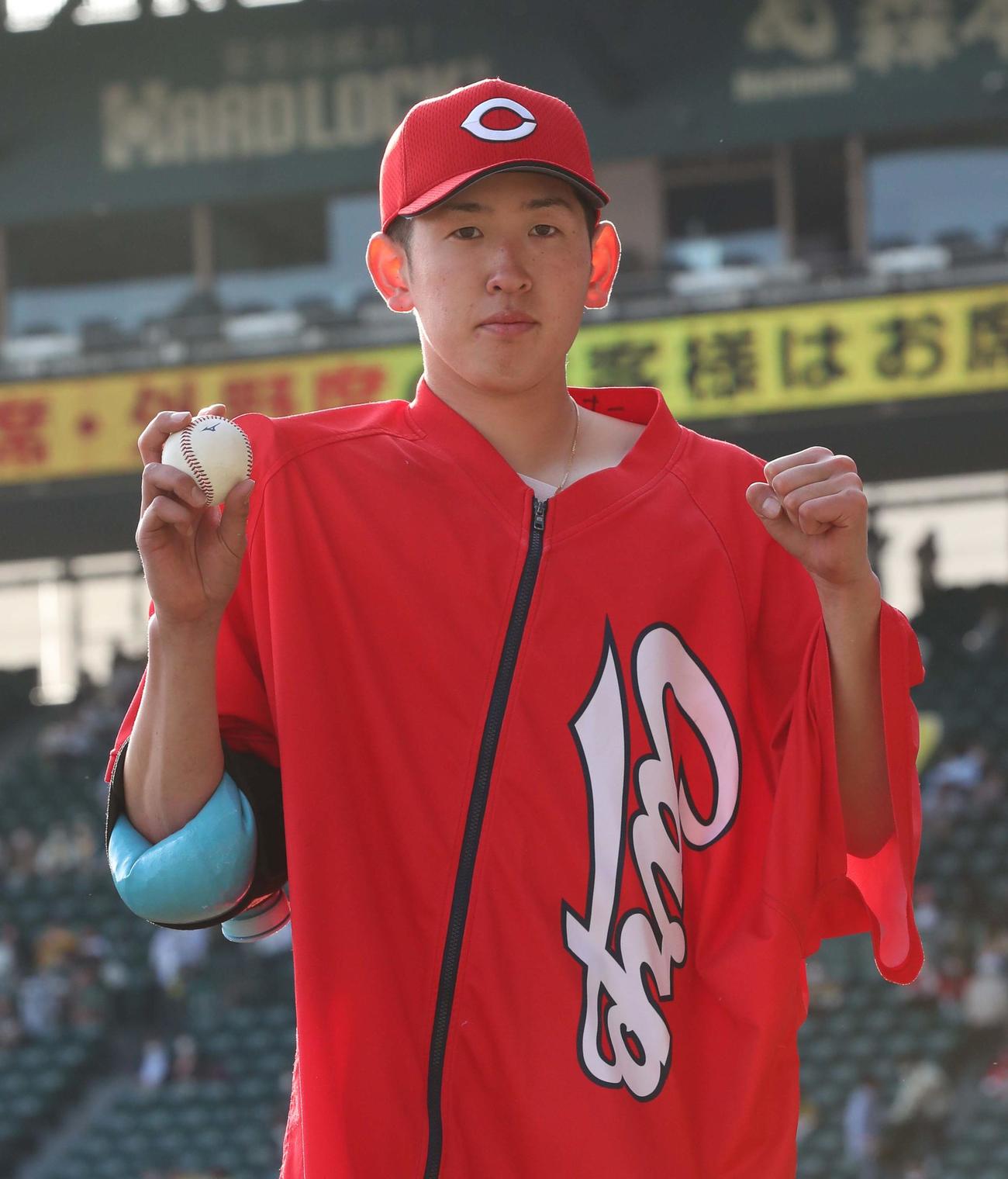 阪神対広島　勝利球を手にガッツポーズする遠藤（撮影・上田博志）