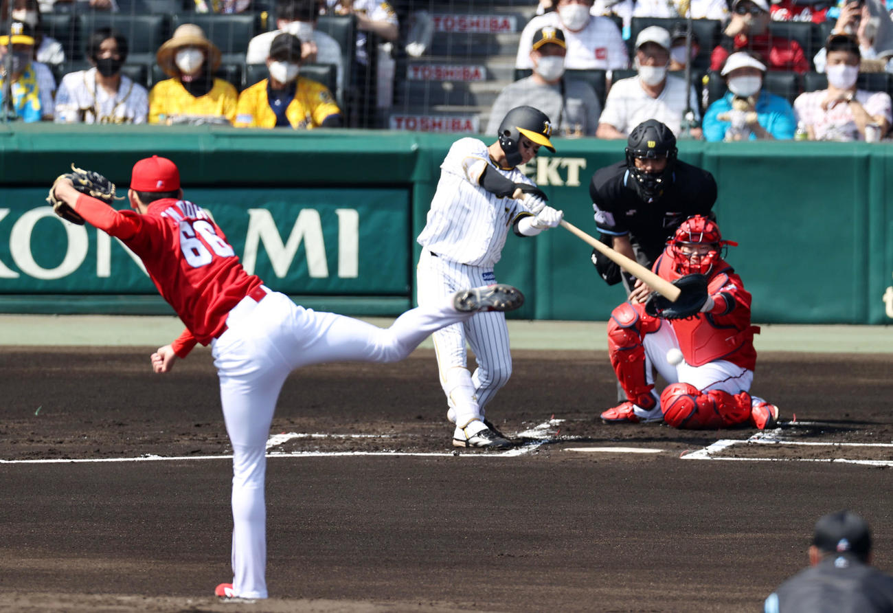 阪神対広島　1回裏阪神無死一塁、中野は遊ゴロ併殺を打つ。投手は遠藤（撮影・加藤哉）