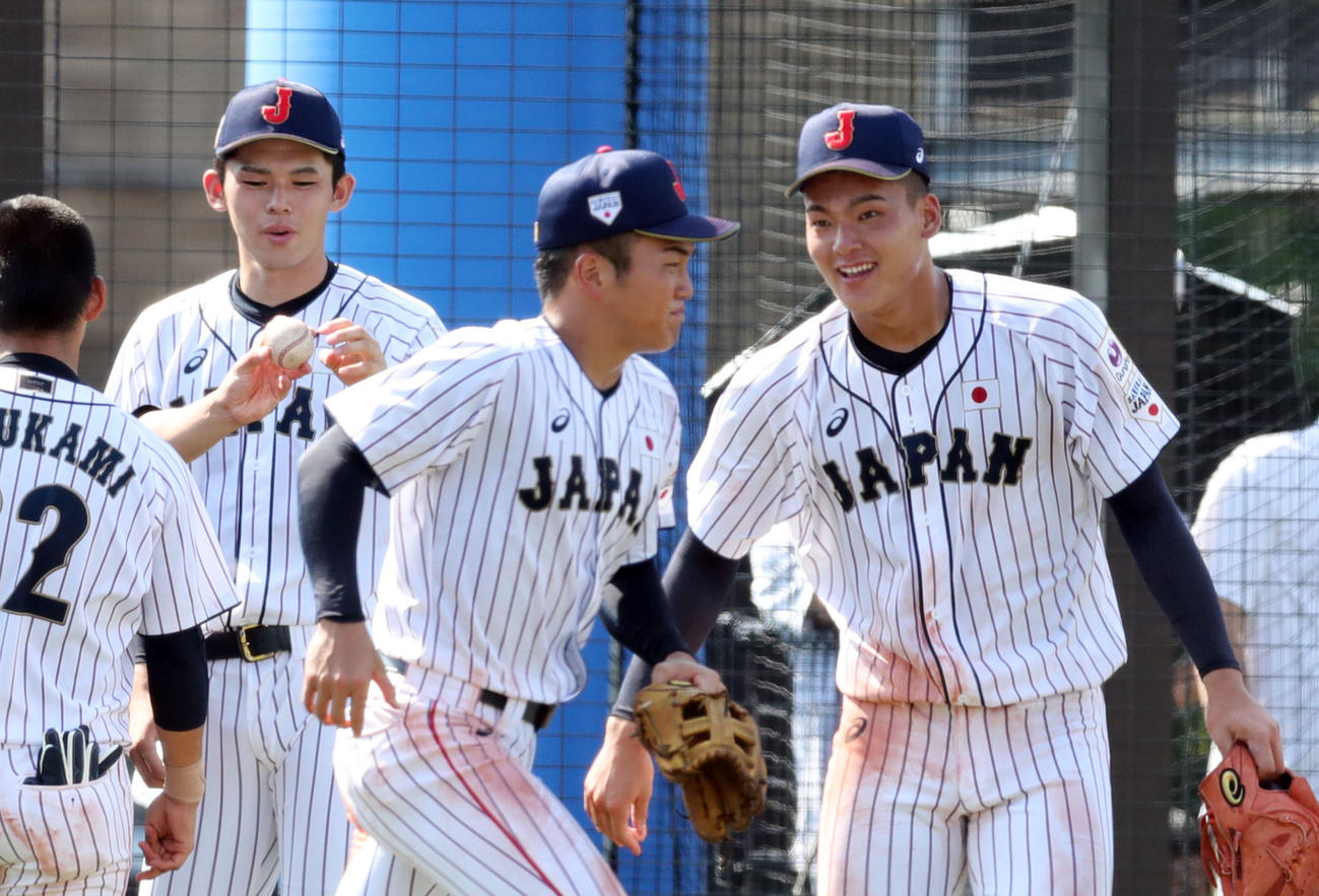 19年U18日本代表の練習試合で石川昂弥（右端）からボールを預かる佐々木朗希（左から2人目）
