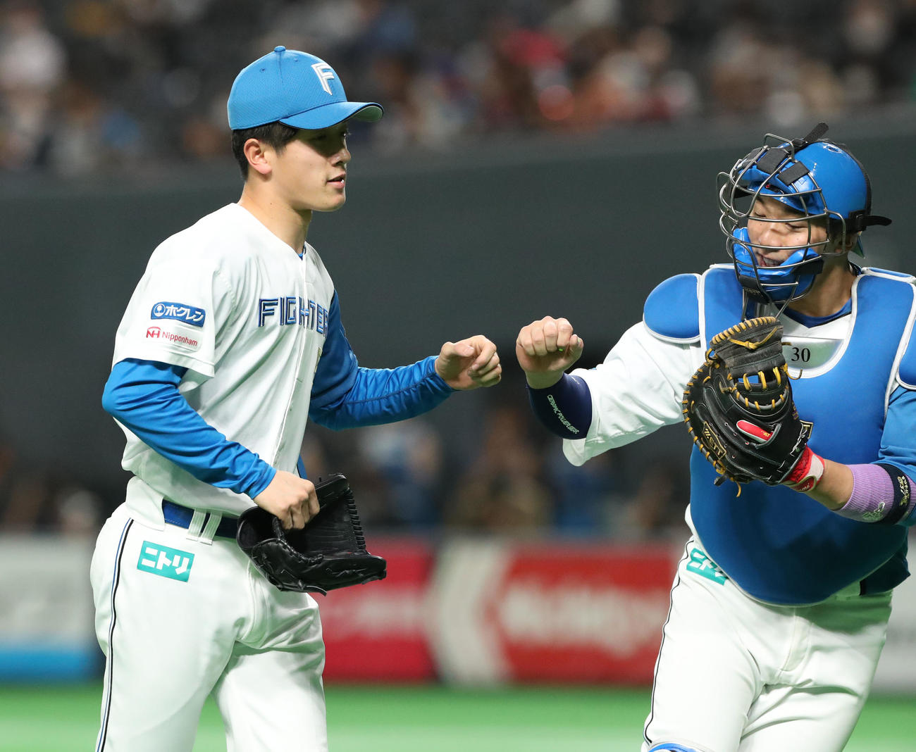 日本ハム対楽天　9回表を無失点に抑えタッチを交わしながらベンチに戻る日本ハム北山（左）と宇佐見（撮影・佐藤翔太）