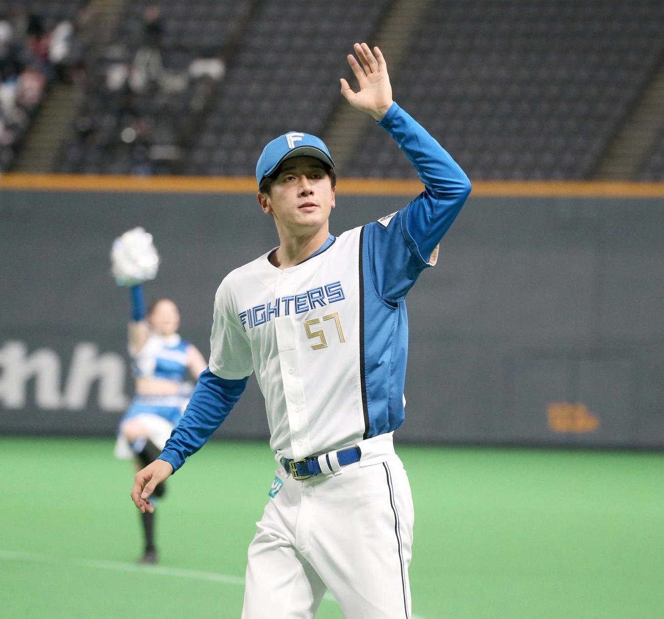 日本ハム対楽天　2勝目を挙げスタンドに手を振る北山（撮影・黒川智章）