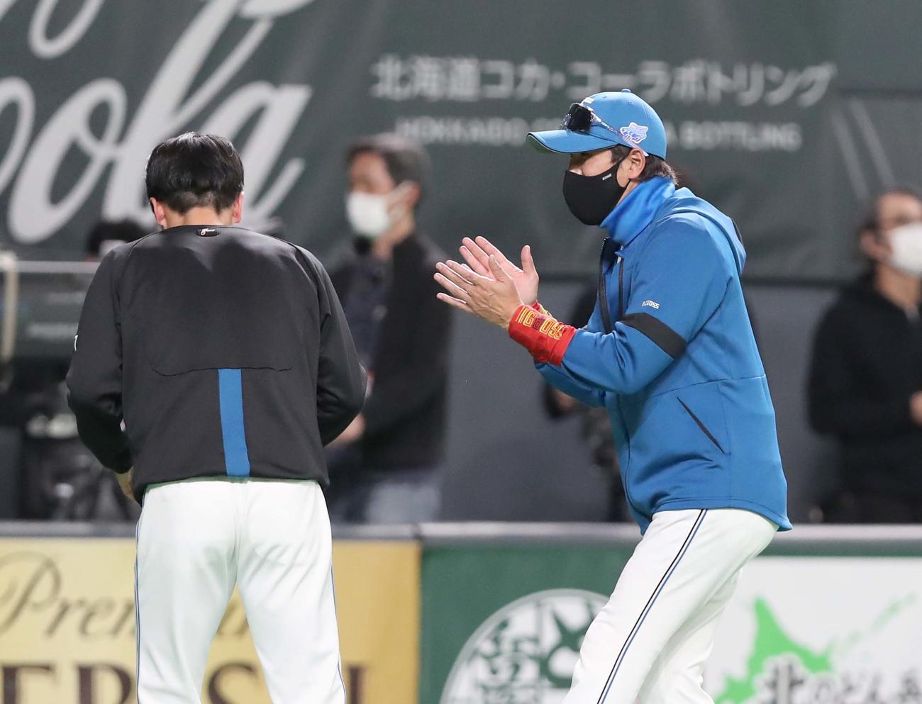 日本ハム対楽天　誕生日に2勝目を挙げた北山を祝福する新庄監督（撮影・黒川智章）