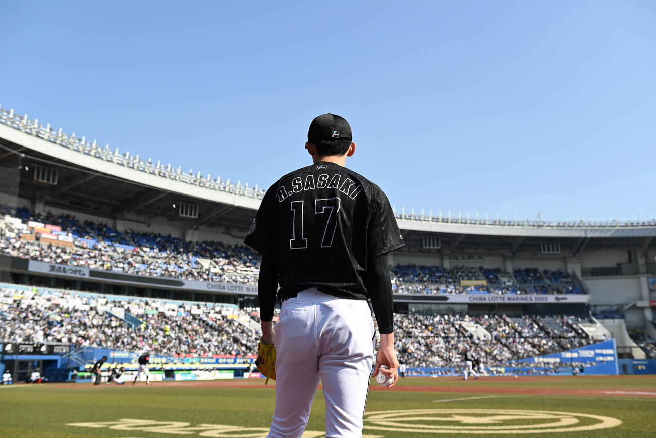 ロッテ対オリックス　試合を見つめるロッテ佐々木朗（撮影・横山健太）