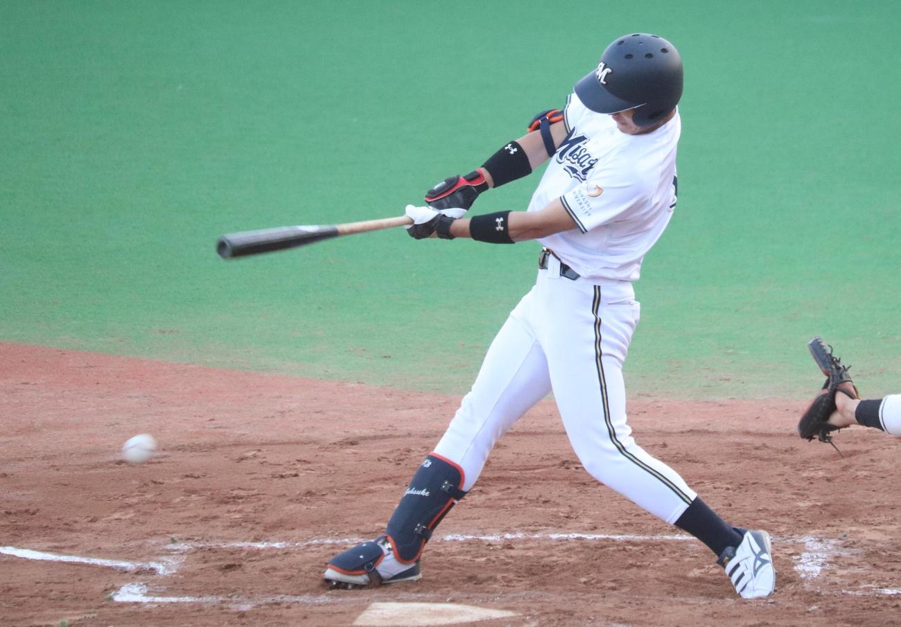 6回裏武蔵大1死二、三塁、右前へ先制適時打を放つ松下豪佑外野手（撮影・阿部泰斉）
