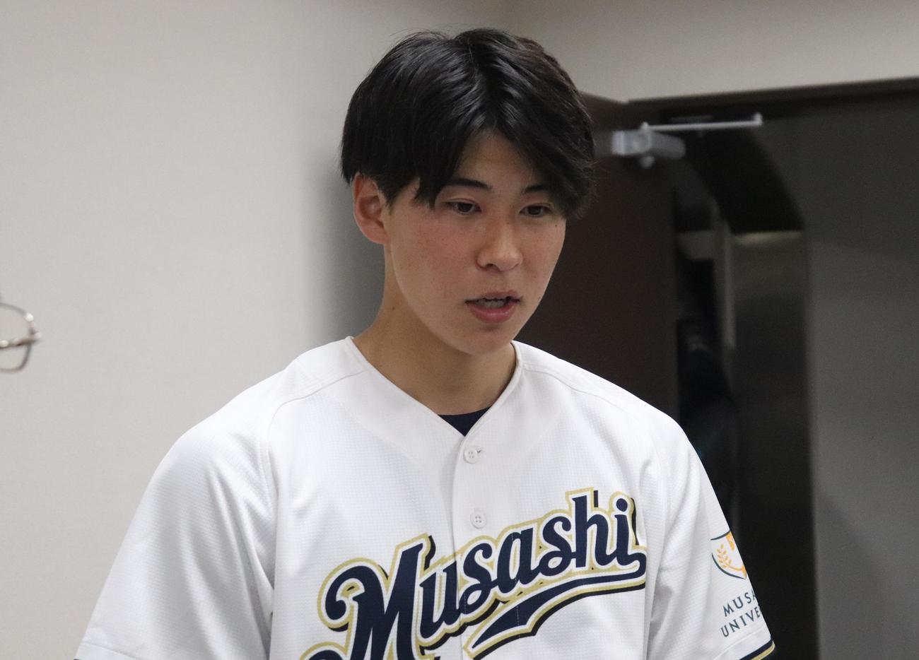大学入学後初の完封勝利をおさめた武蔵大・松崎公亮投手（撮影・阿部泰斉）