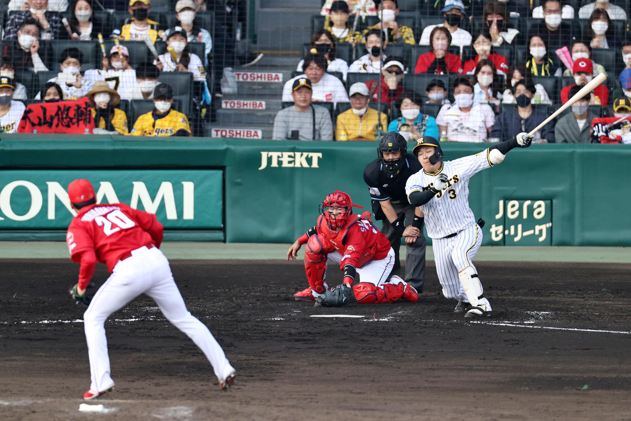 阪神対広島　9回裏阪神2死三塁、大山は空振り三振。投手は栗林（撮影・加藤哉）