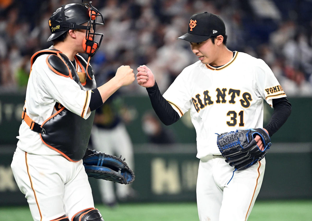 巨人対ヤクルト　6回表、ランナーを背負いながら無失点に抑えた巨人の先発赤星（右）は、捕手の小林とグータッチ（撮影・たえ見朱実）