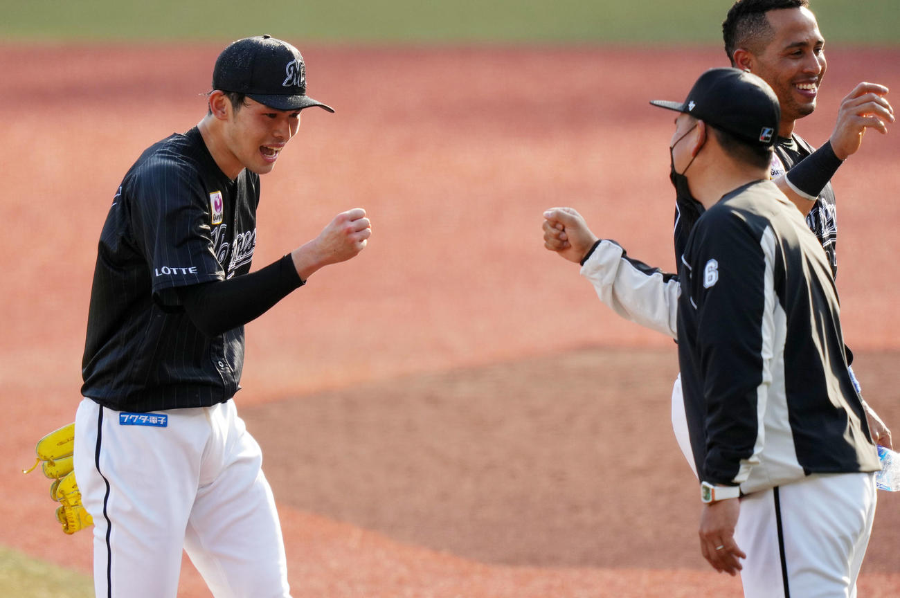 ロッテ対オリックス　完全試合を達成しロッテ井口監督（右）とグータッチをする佐々木朗（撮影・横山健太）