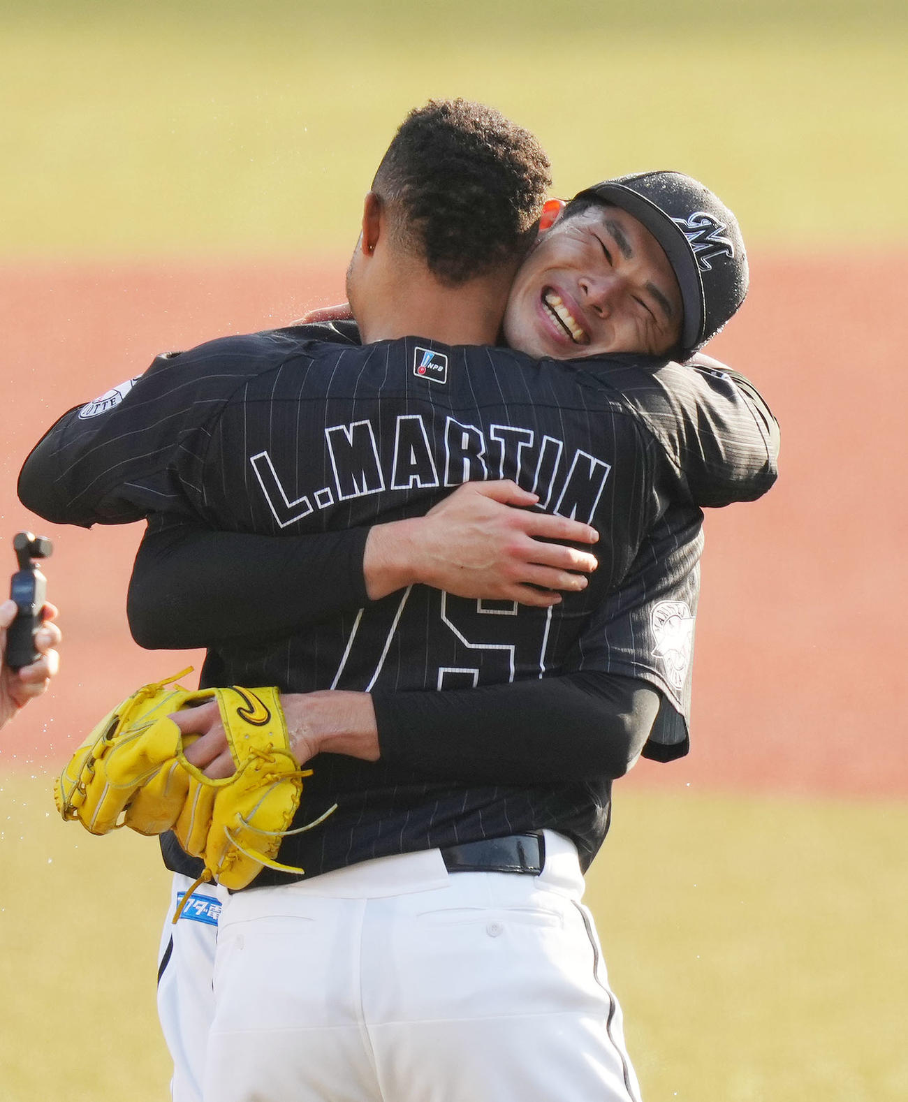 ロッテ対オリックス　完全試合を達成しマーティン（左）と抱き合って喜ぶロッテ佐々木朗（撮影・横山健太）
