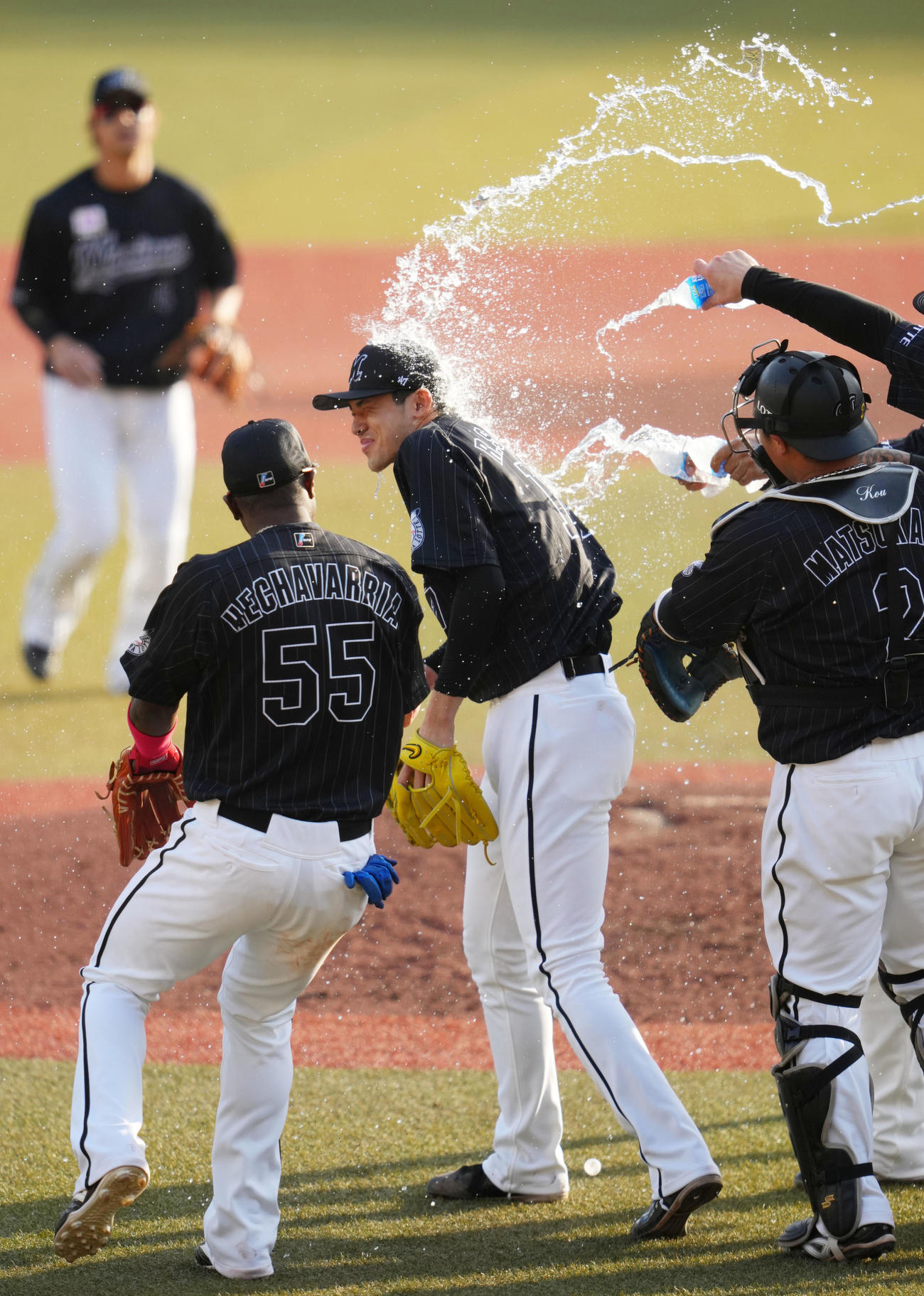 ロッテ対オリックス　完全試合を達成しチームメートから手荒い祝福を受けるロッテ佐々木朗（撮影・横山健太）
