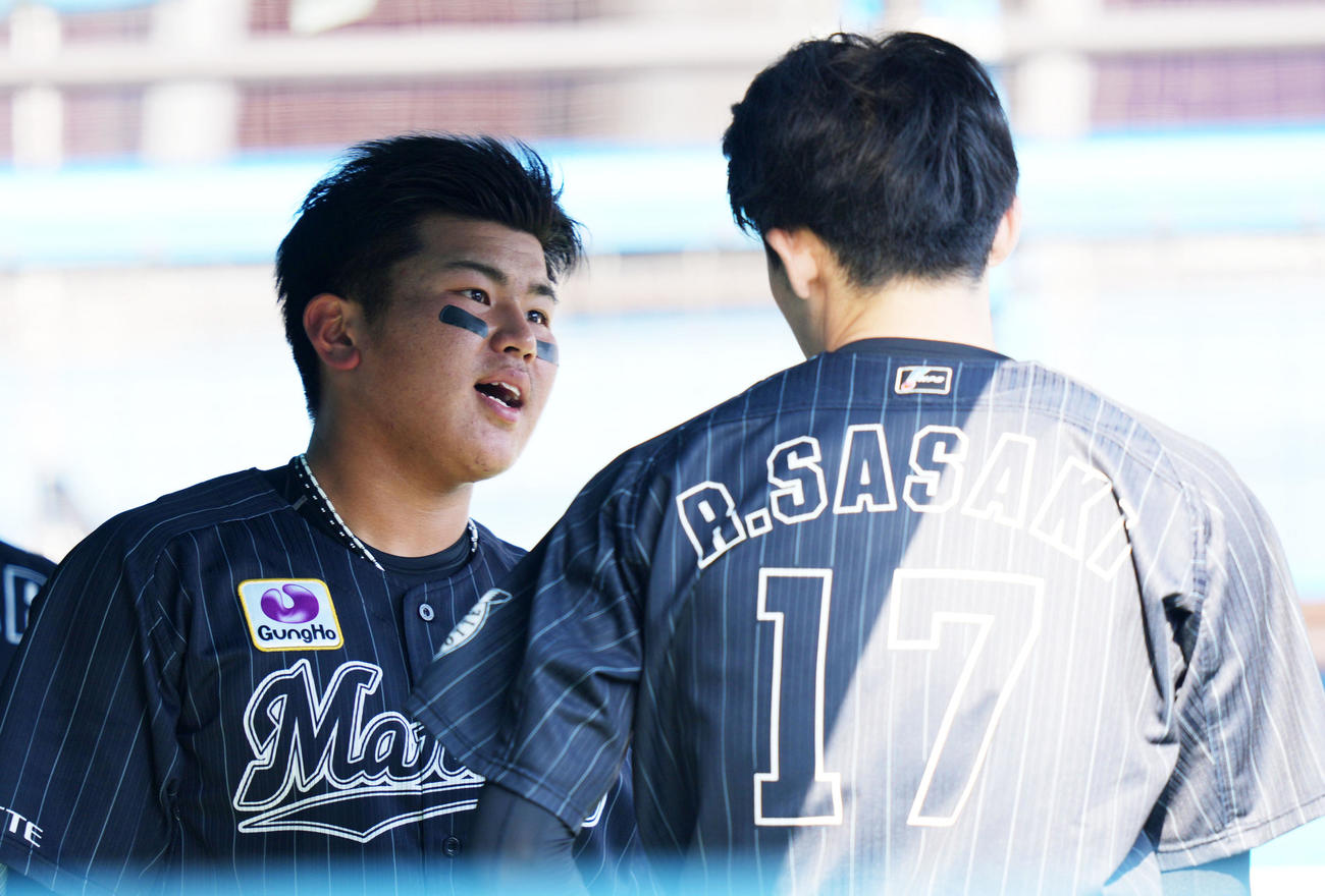 ロッテ対オリックス　ベンチで言葉を交わすロッテ松川（左）と佐々木朗（撮影・横山健太）