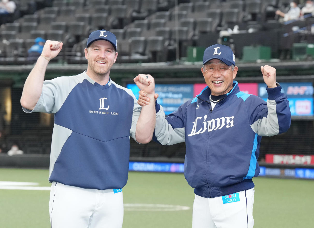 来日初勝利を飾り、辻監督（右）に祝福される西武エンス（撮影・菅敏）