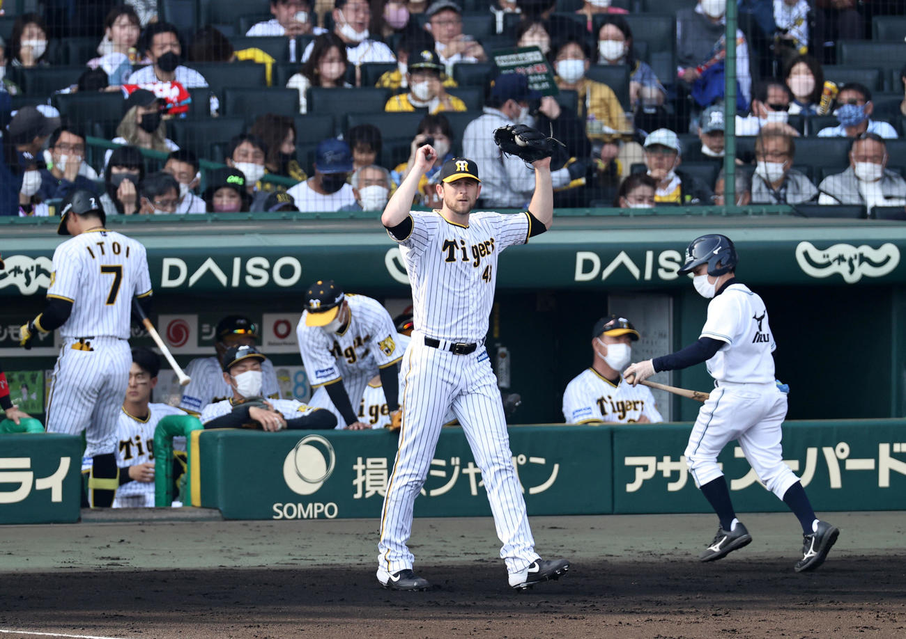 阪神対広島　7回表、マウンドへ向かうガンケル（撮影・加藤哉）