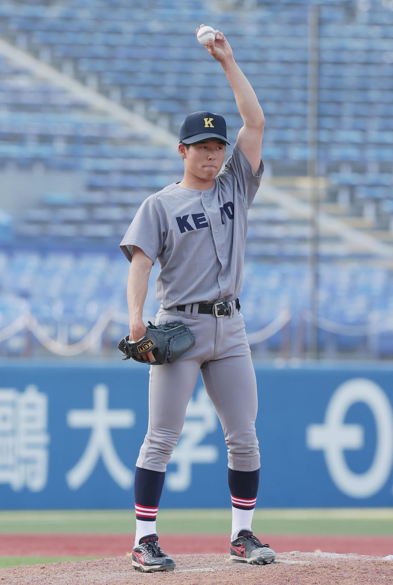 慶大対東大　投球前に左腕を挙げる慶大・増居（撮影・野上伸悟）