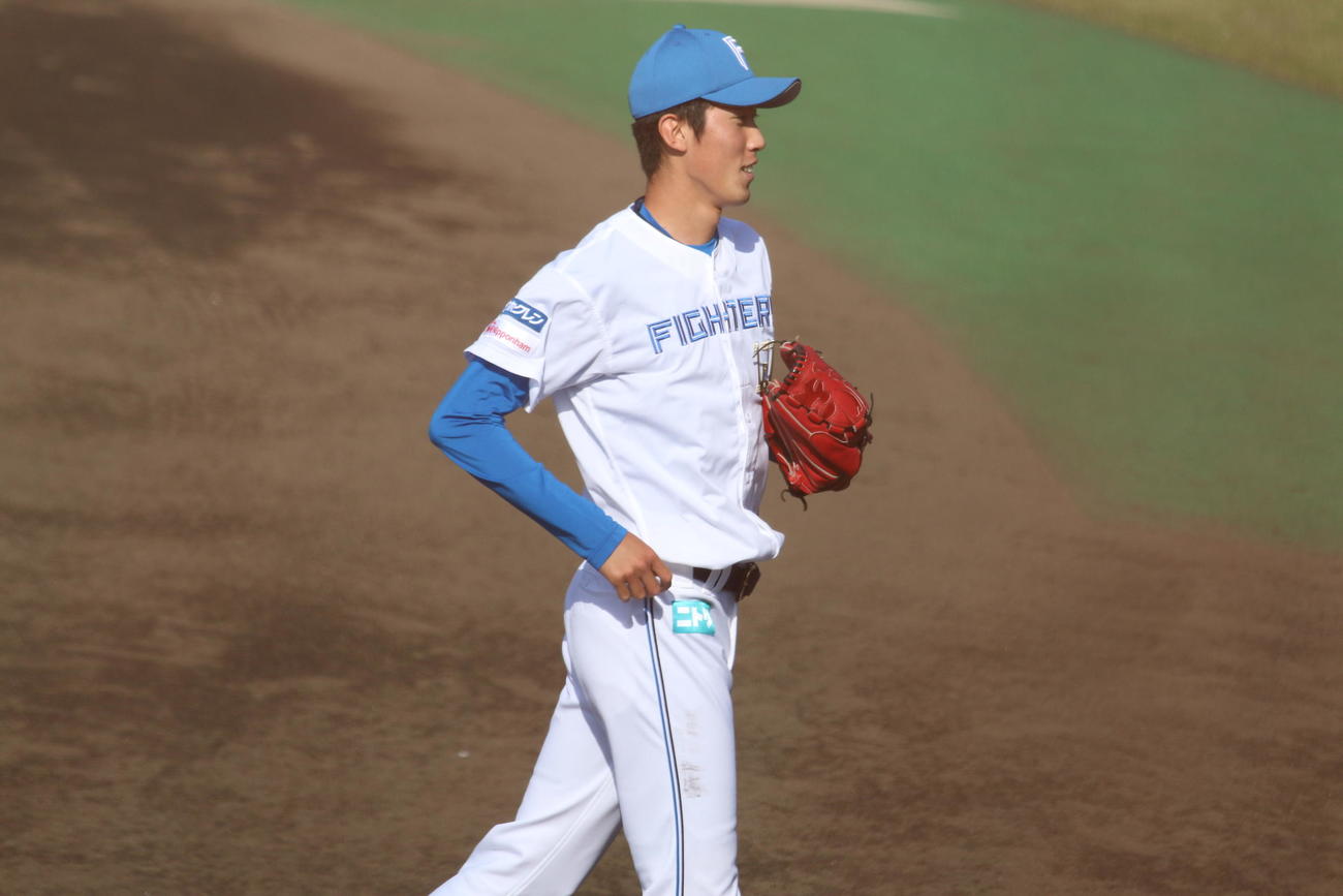 日本ハム対ヤクルト　7回にプロ初登板した日本ハム福島（撮影・木下大輔）