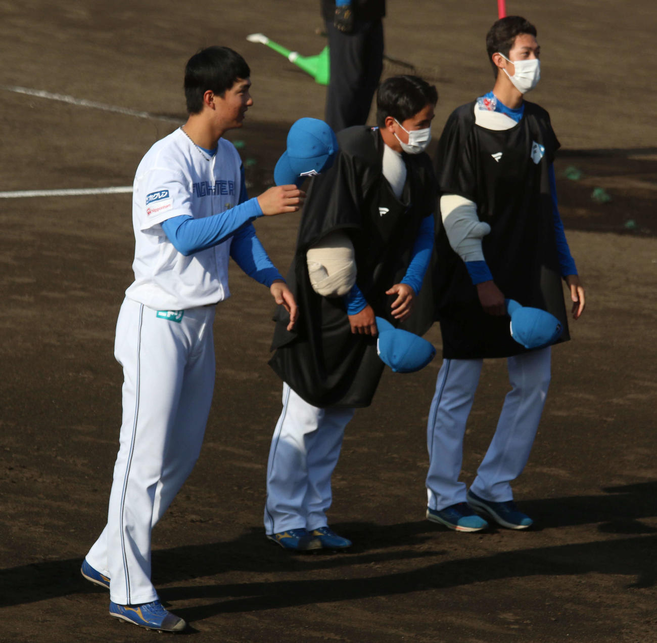 日本ハム対ヤクルト　少年からヒーローインタビューを受けたプロ初登板した日本ハム達（左）、畔柳（左から2人目）、福島（撮影・木下大輔）