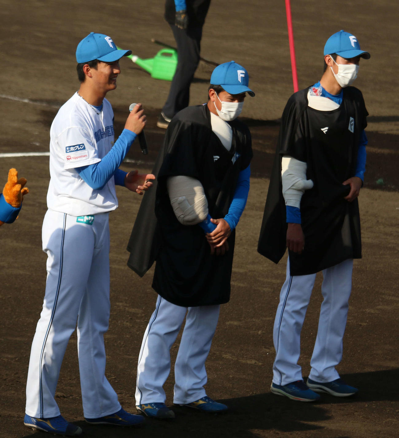 日本ハム対ヤクルト　少年からヒーローインタビューを受けたプロ初登板した日本ハム達（左）、畔柳（左から2人目）、福島（撮影・木下大輔）