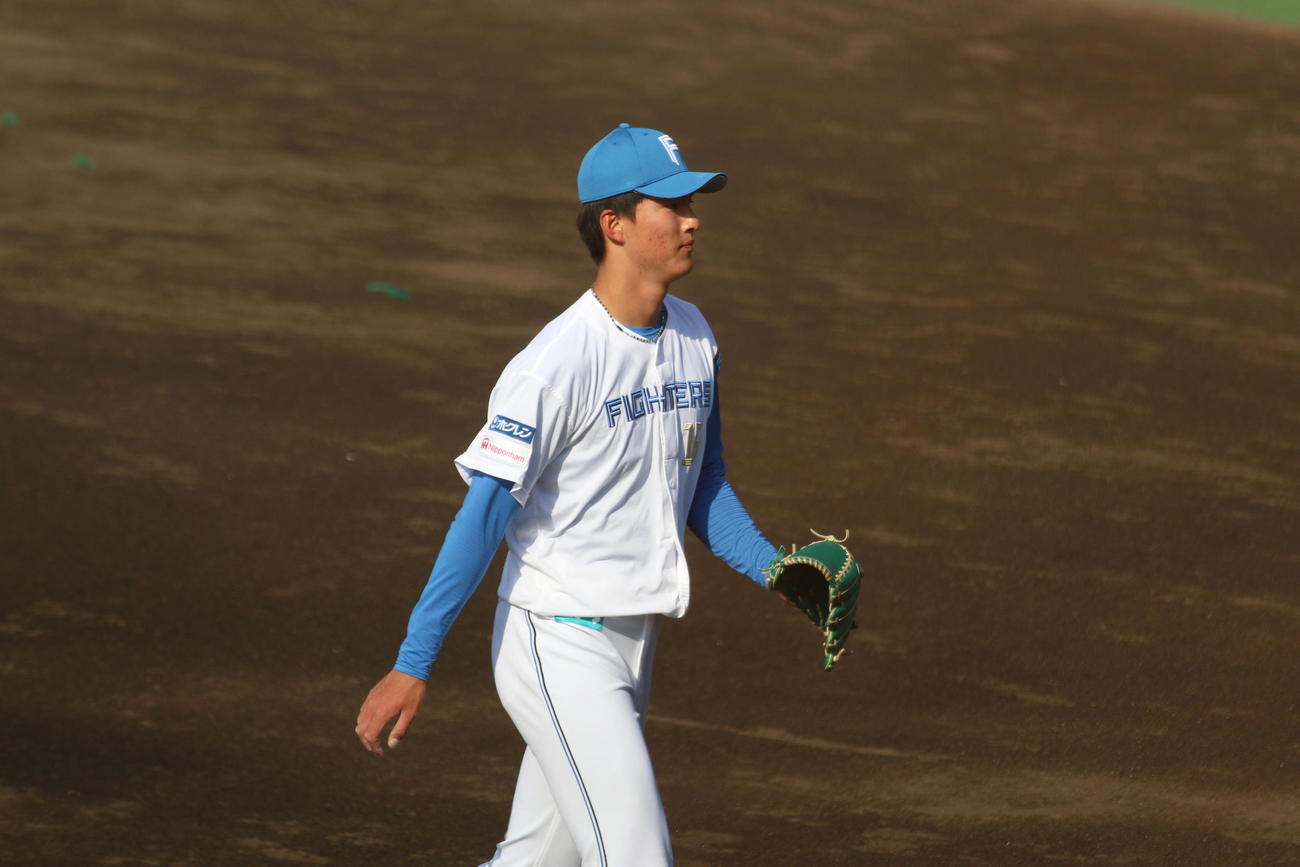 日本ハム対ヤクルト　8回にプロ初登板した日本ハム達（撮影・木下大輔）