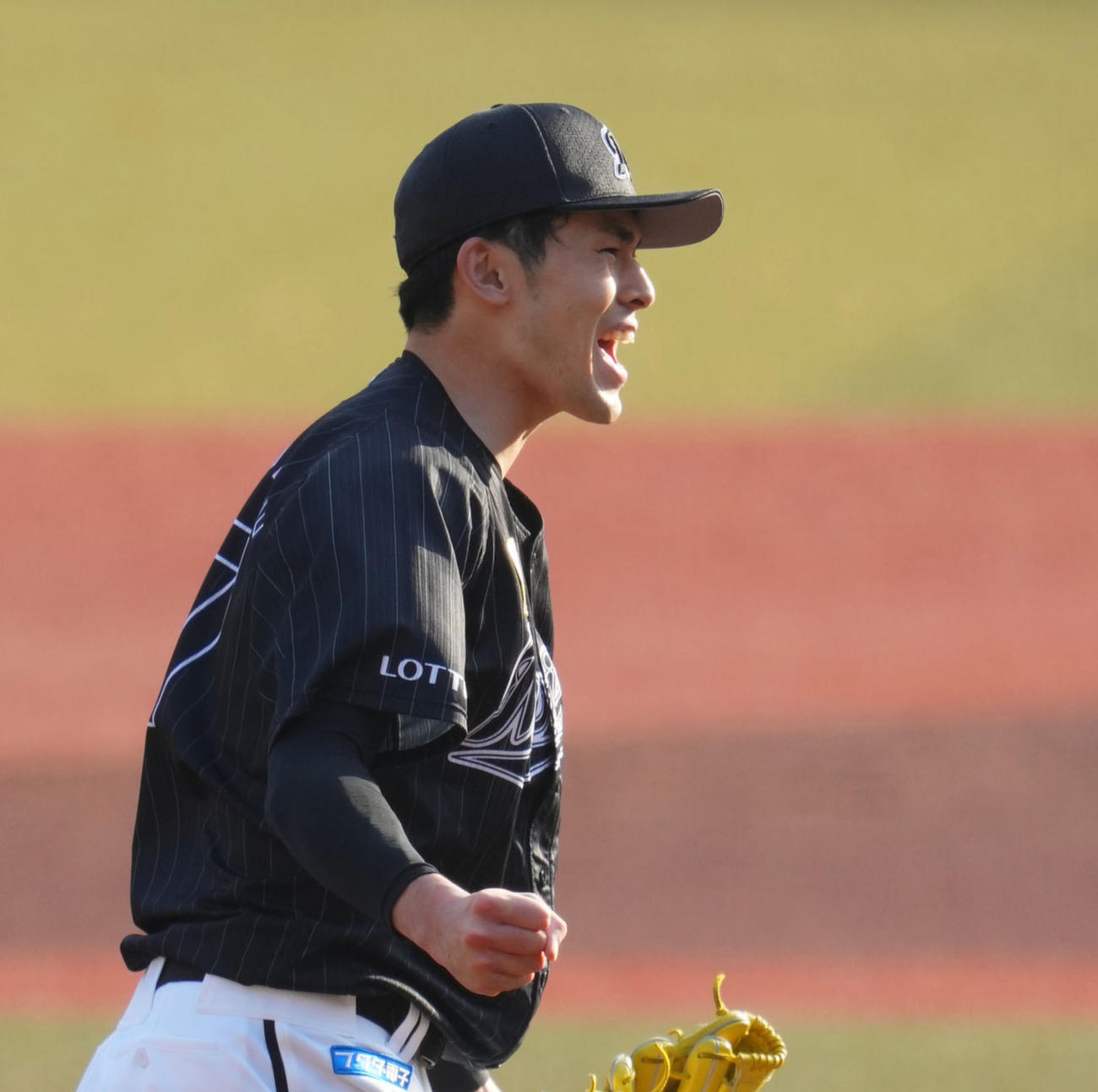 完全試合を達成し雄たけびを上げるロッテ佐々木朗希（撮影・横山健太）