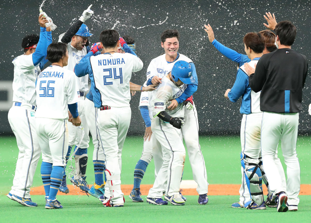 日本ハム対楽天　10回裏、近藤（中央）はサヨナラ打を放ちチームメートに祝福される（撮影・佐藤翔太）