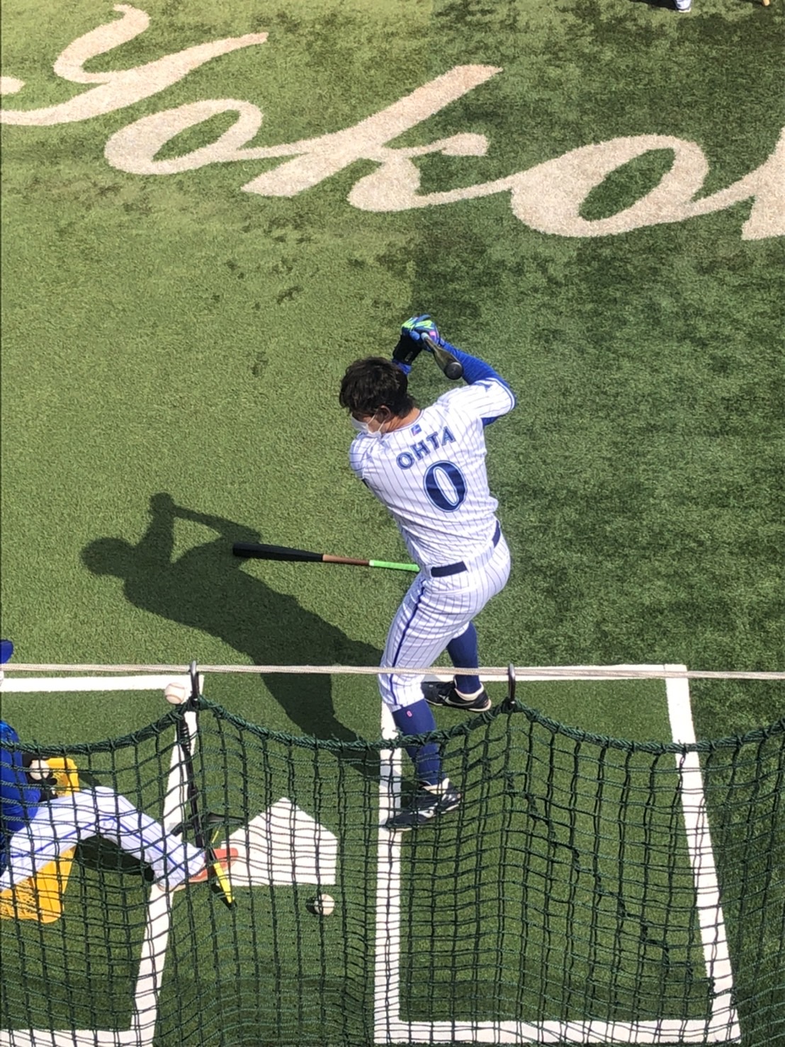 マスクをしながら、ティー打撃するDeNA大田（撮影・久保賢吾）