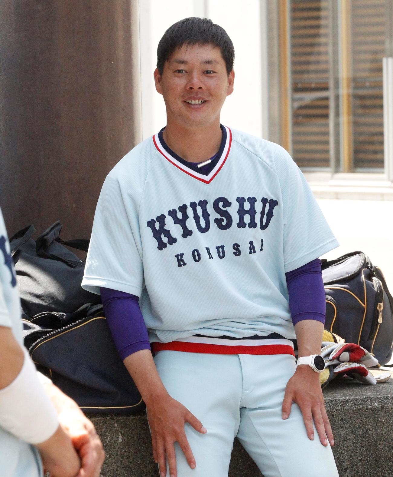福岡大対九州国際大　監督初勝利で笑顔を見せる九州国際大の河野拓郎監督（撮影・菊川光一）