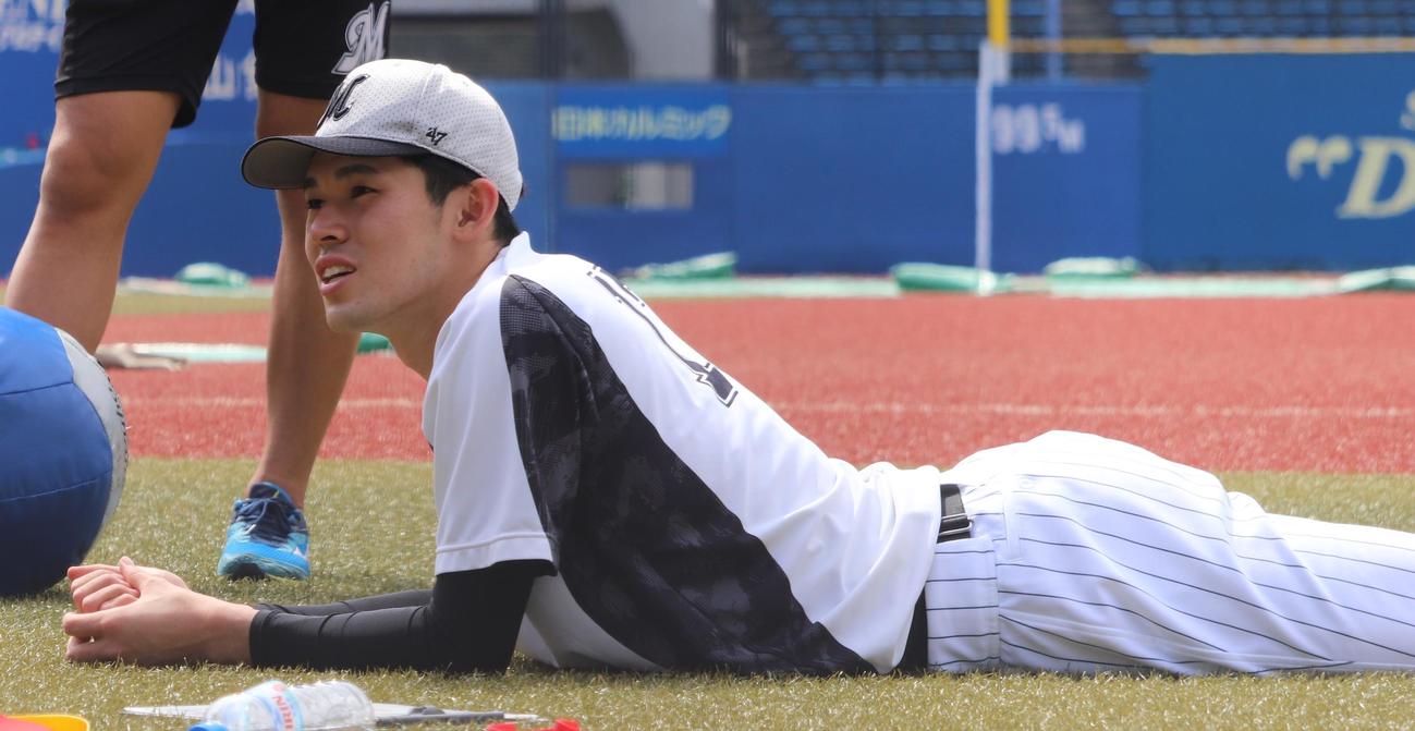 練習中にリラックスした表情を見せるロッテ佐々木朗（撮影・古川真弥）
