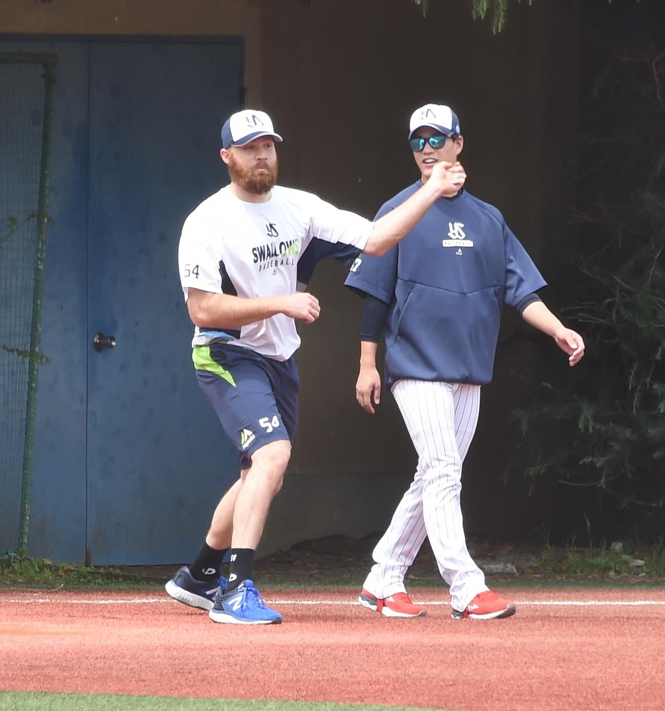 ヤクルトのサイスニードは身ぶりを交えながら高橋と話す（撮影・鈴木正章）