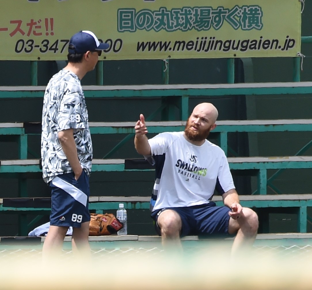 伊藤投手コーチと話すヤクルトのサイスニード（撮影・鈴木正章）
