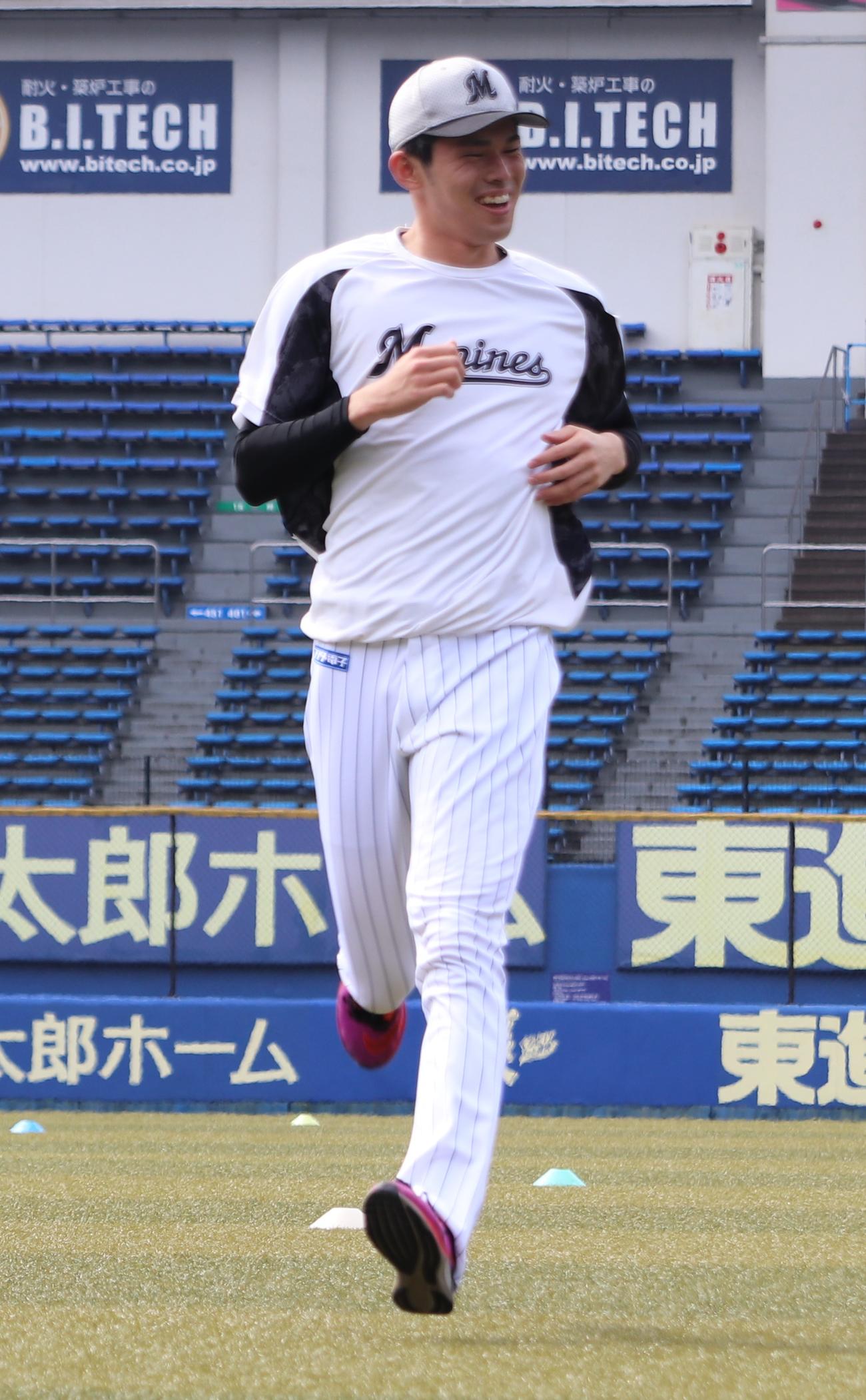 ダッシュの後に笑顔を見せるロッテ佐々木朗（撮影・古川真弥）