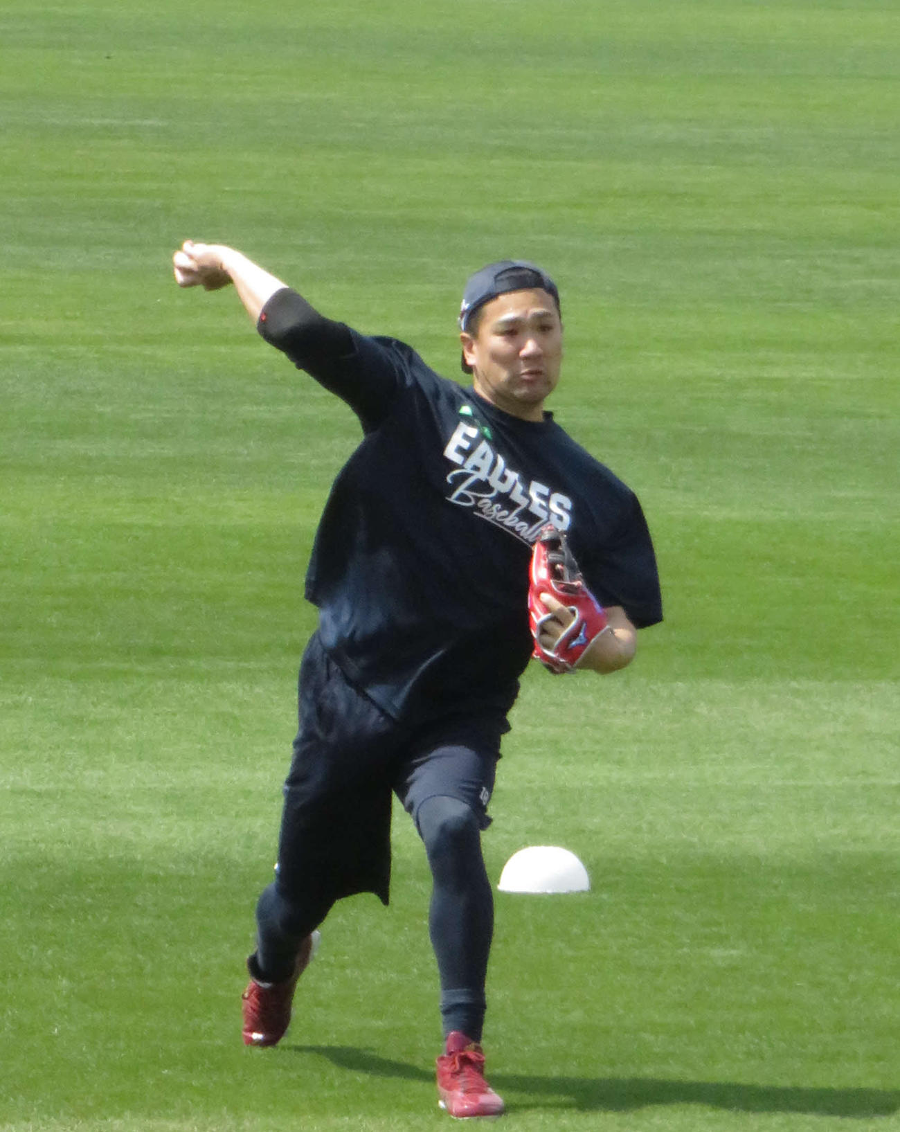 投手練習でキャッチボールを行う楽天田中将