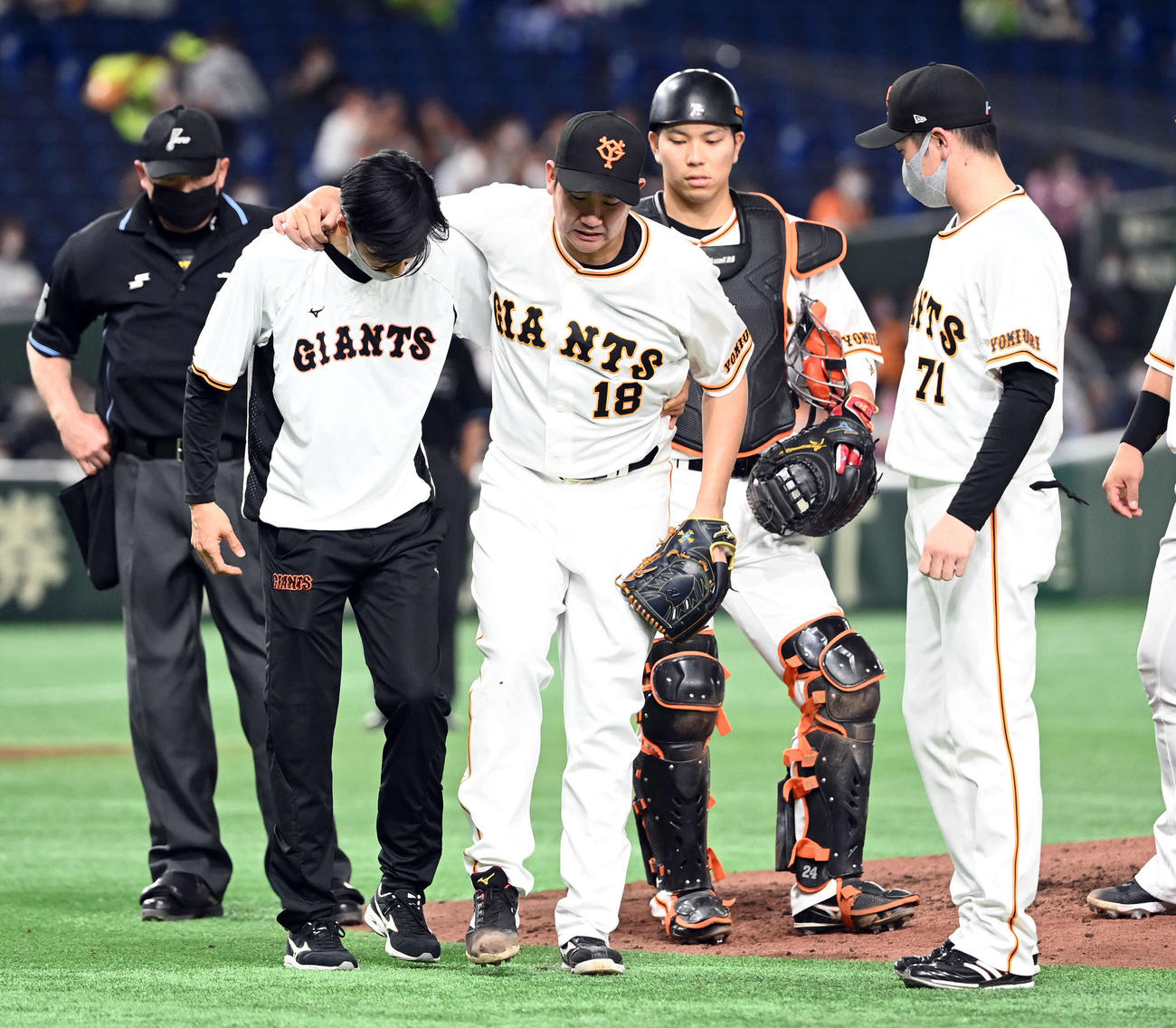 4月8日ヤクルト戦で、青木の打球が足に当たり、負傷退場する菅野（中央）