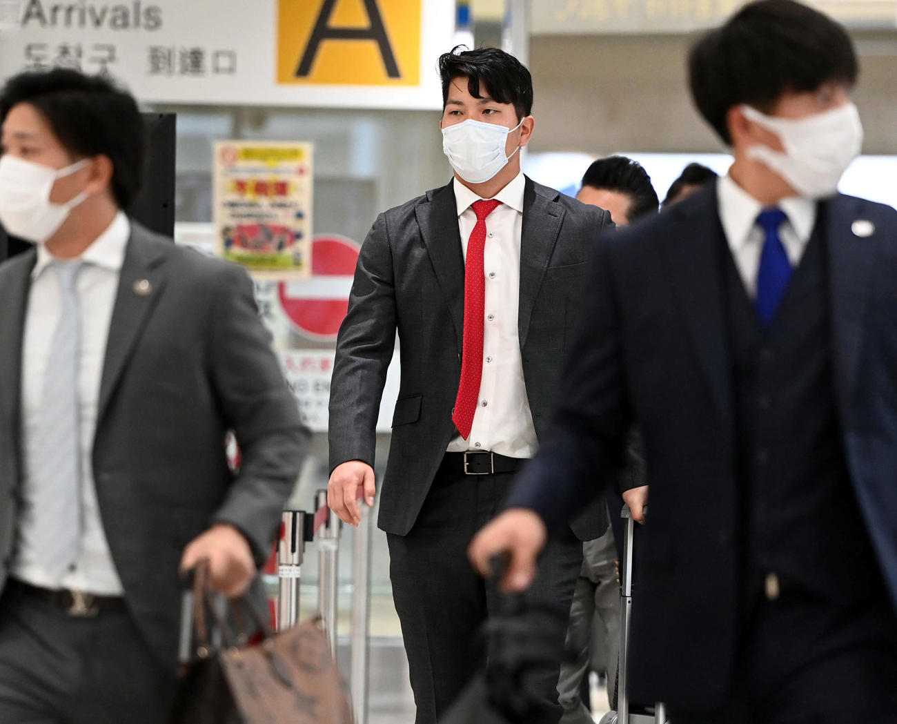 沖縄に到着した巨人大城（撮影・たえ見朱実）