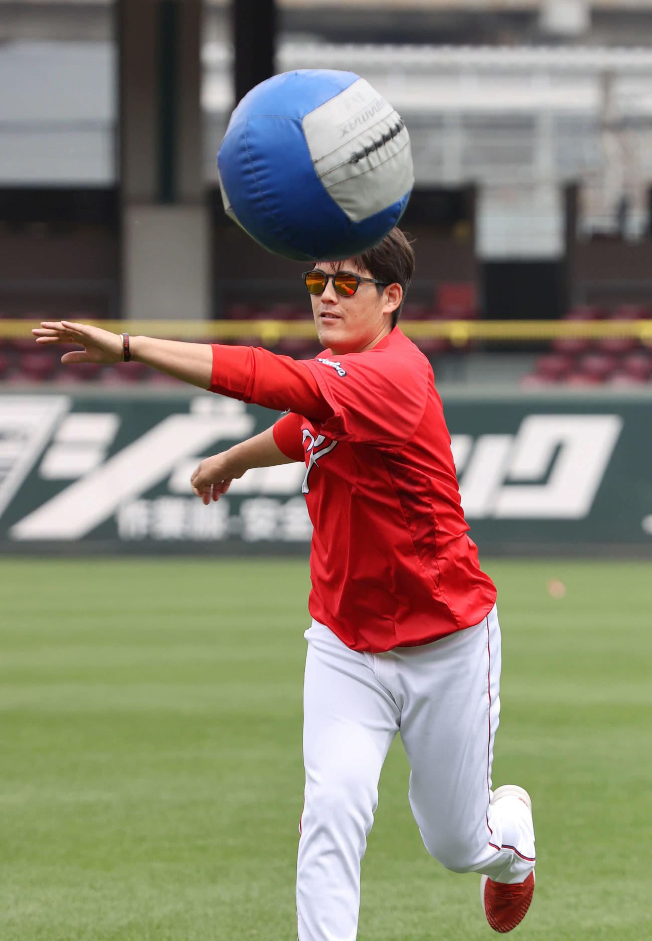 投手指名練習で、メディシンボールを使って練習する広島九里（撮影・加藤孝規）