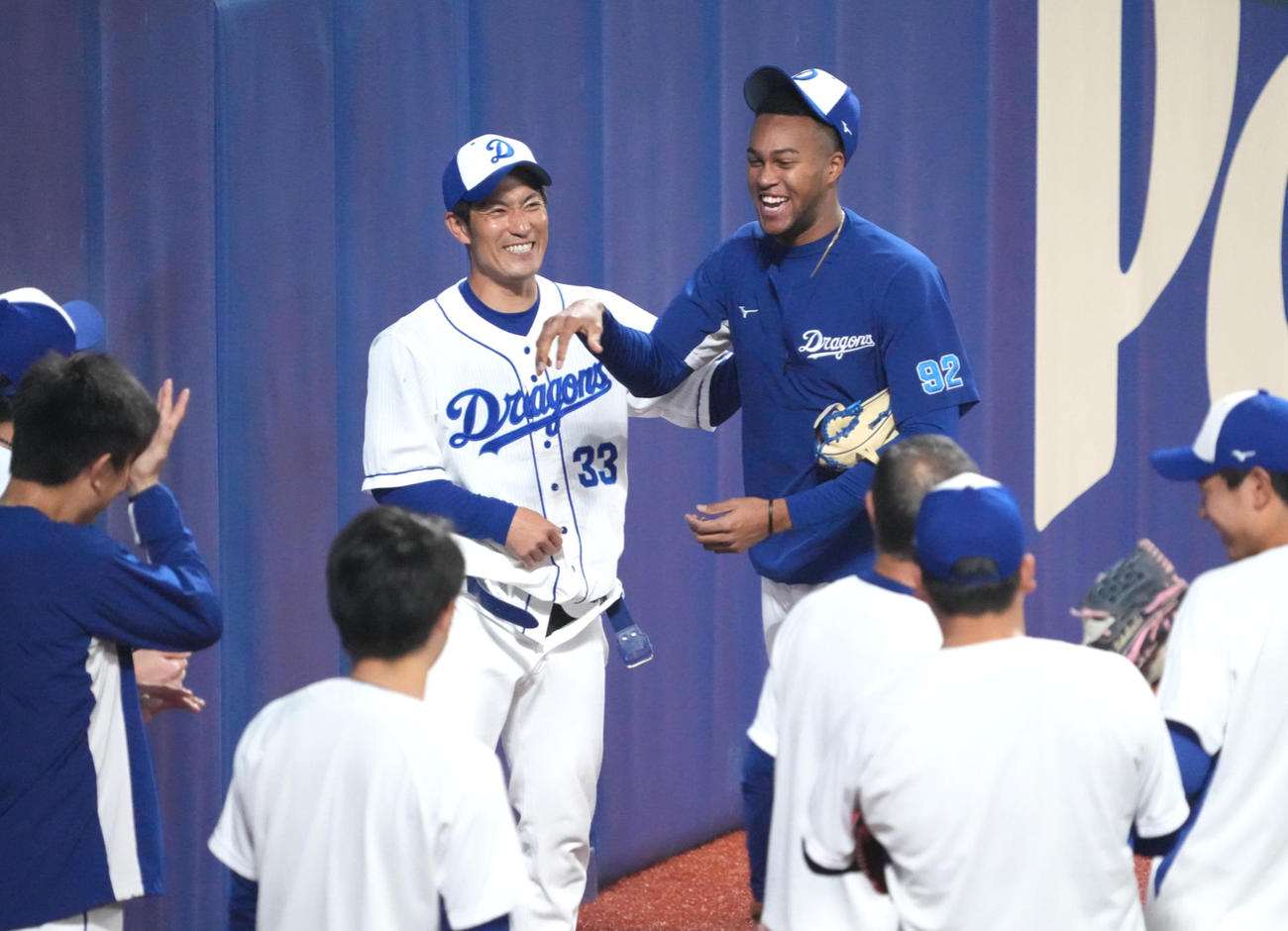 ナインにあいさつを勧めたR・マルティネス（中央右）とタッチを交わす祖父江（中央左）（撮影・森本幸一）