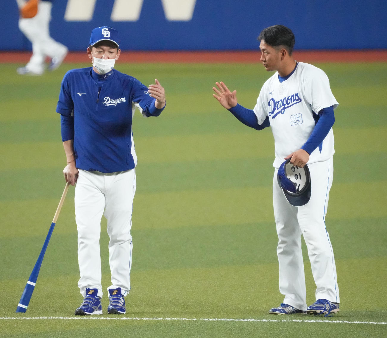立浪監督（左）のアドバイスを聞く福元（撮影・森本幸一）