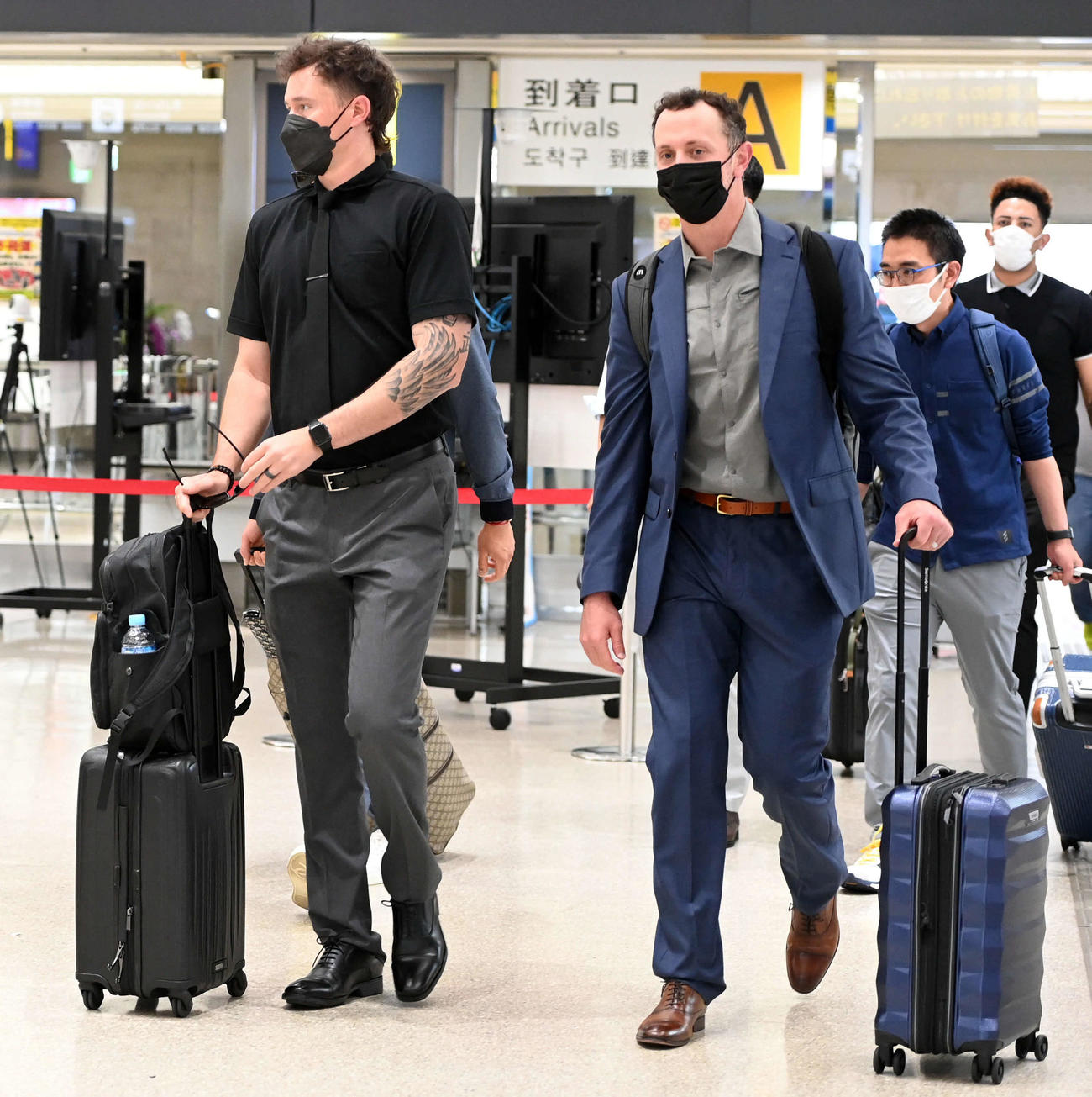 沖縄に到着したDeNAの新外国人クリスキー（右）。左はピープルズ（撮影・たえ見朱実）