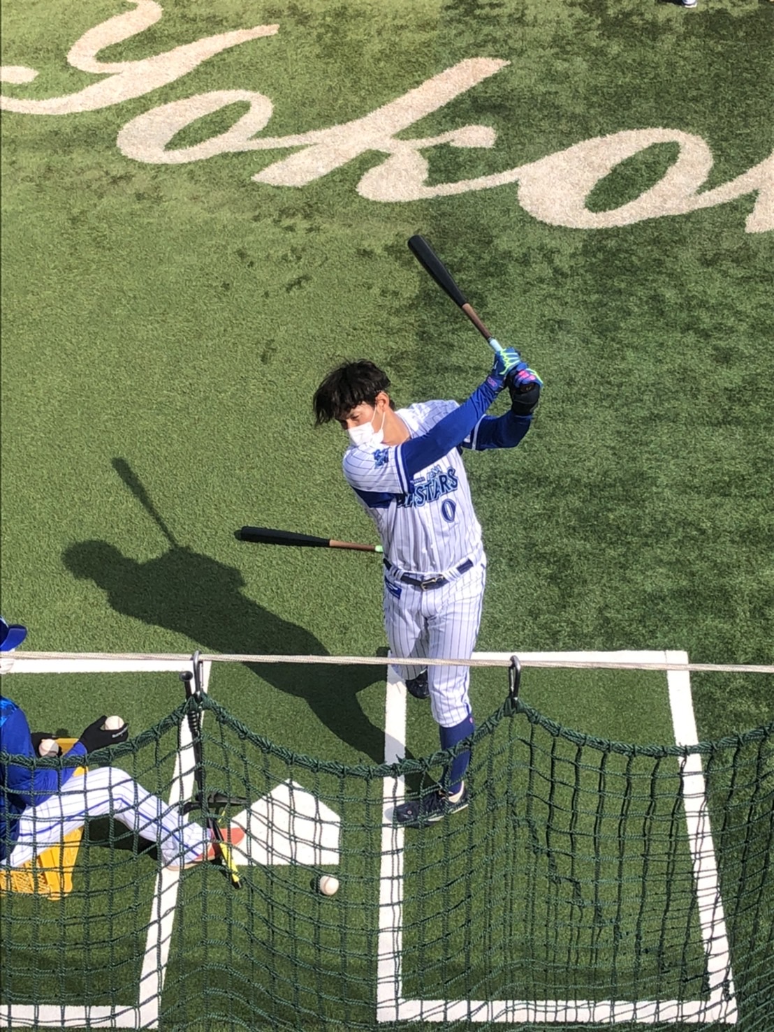 マスクをしながら、ティー打撃するDeNA大田（撮影・久保賢吾）